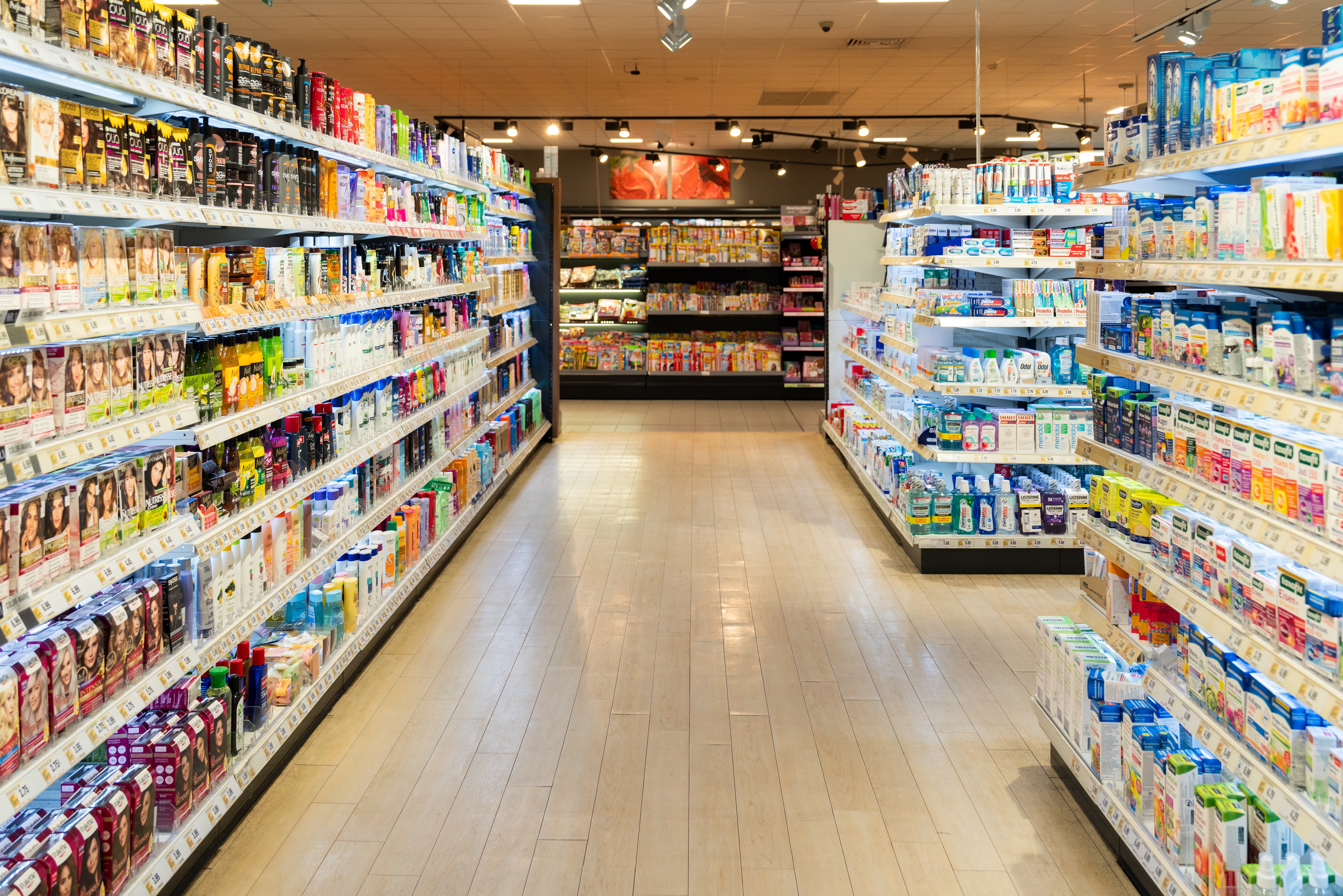 Ein Gang in einem EDEKA-Markt.