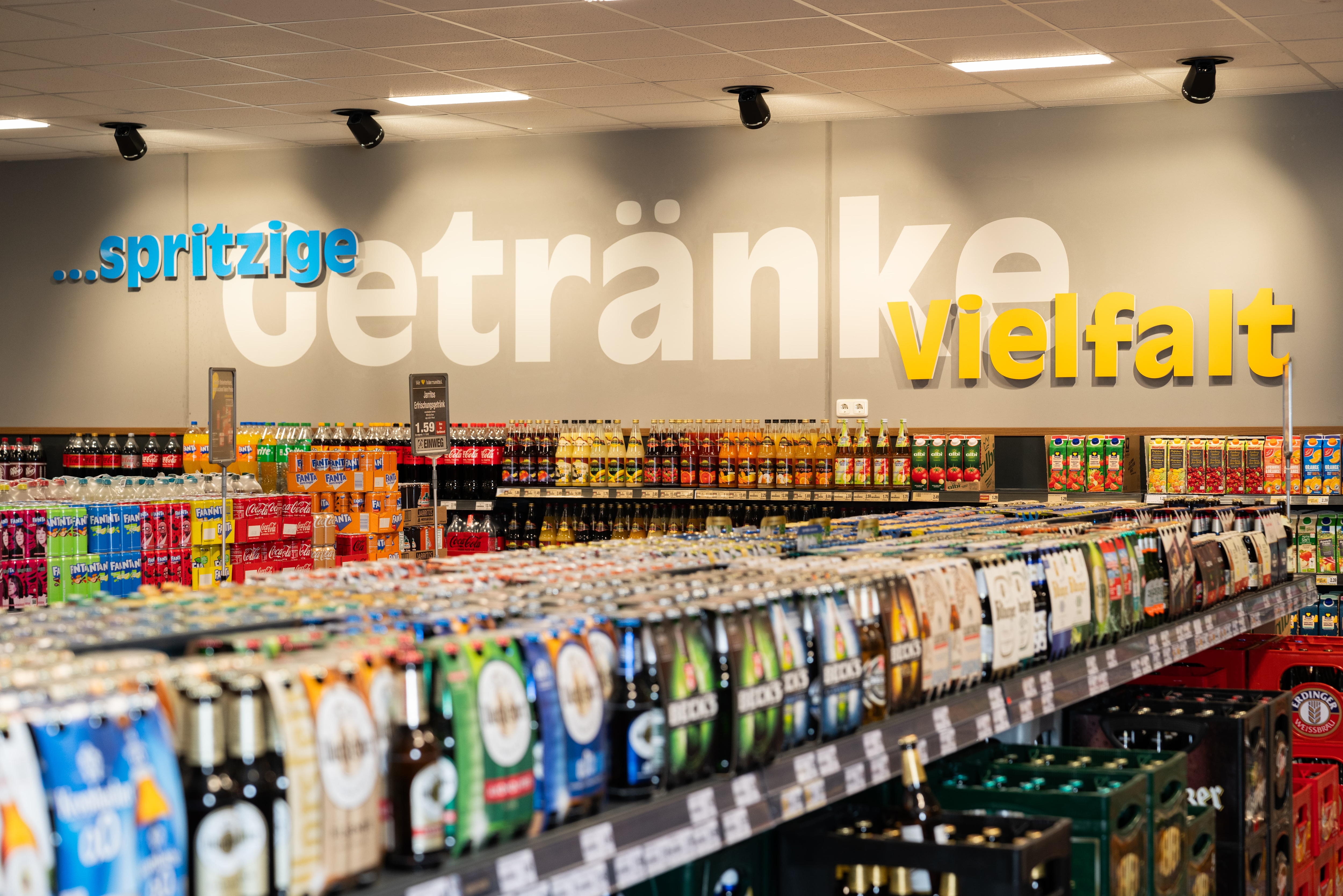 Blick über die Regale der Getränkeabteilung eines EDEKA-Marktes.