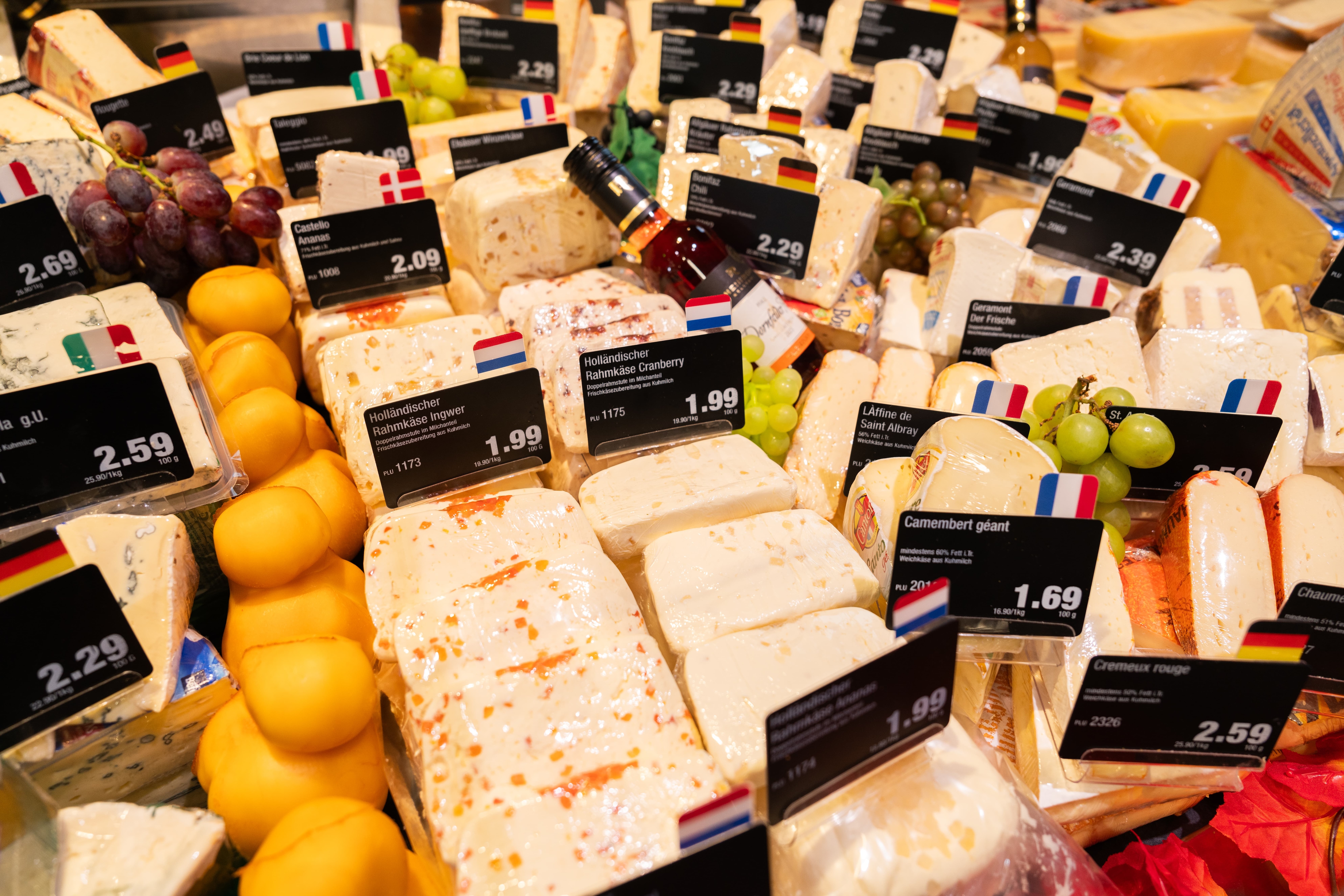 Die Auslage einer Käsetheke.