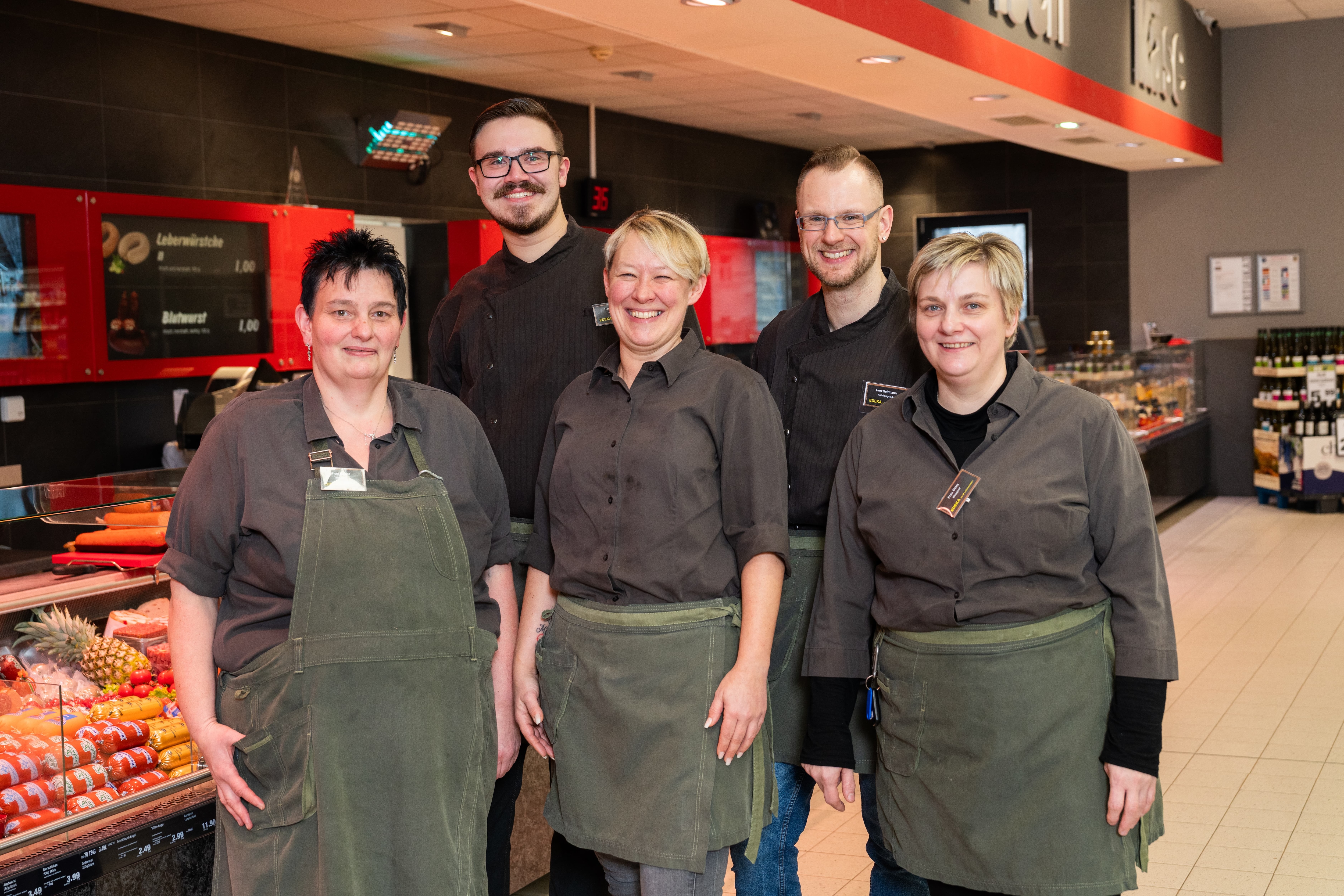 Ein Gruppenbild der Mitarbeitenden der Bedientheke.