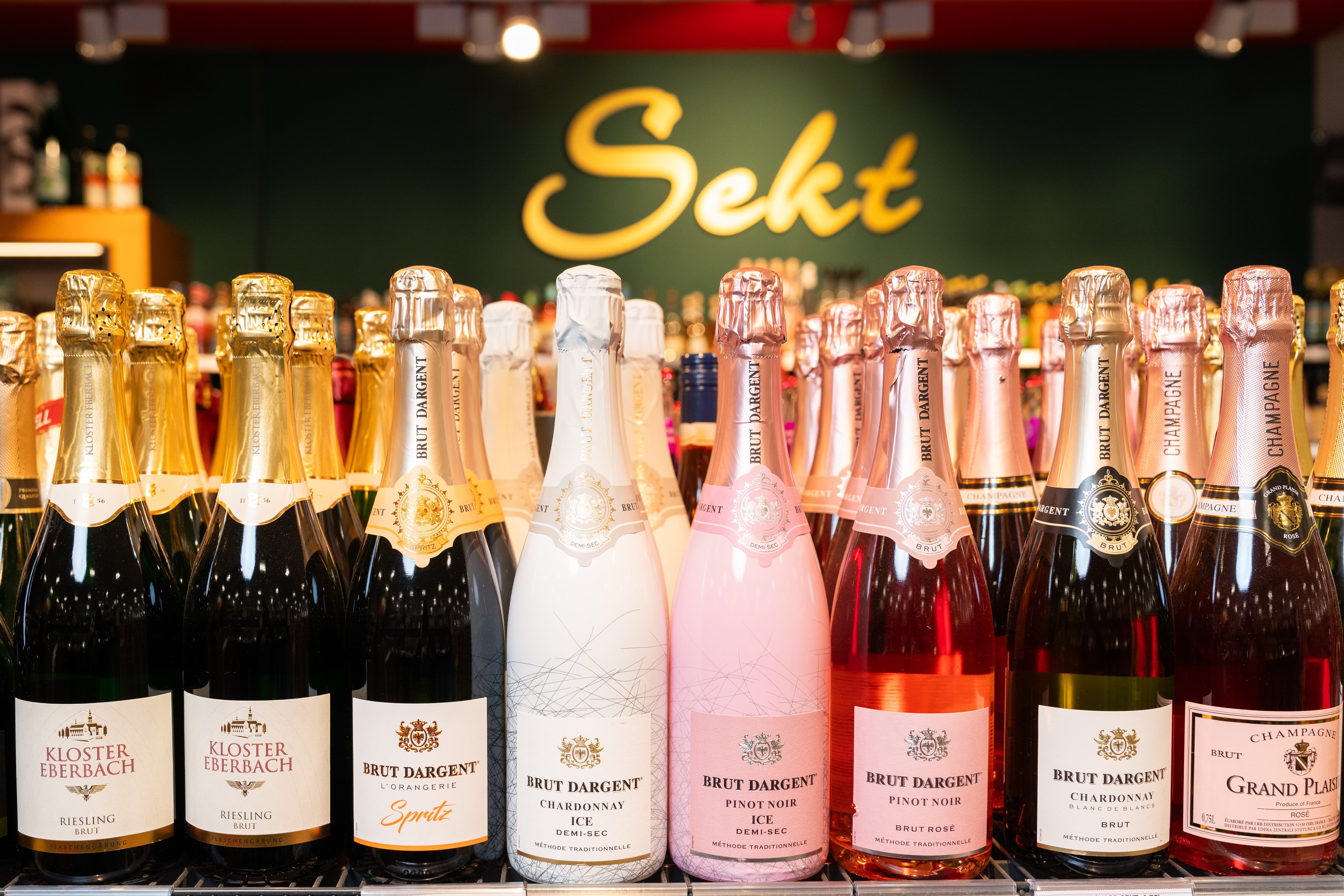 Ein Regal mit Sektflaschen.