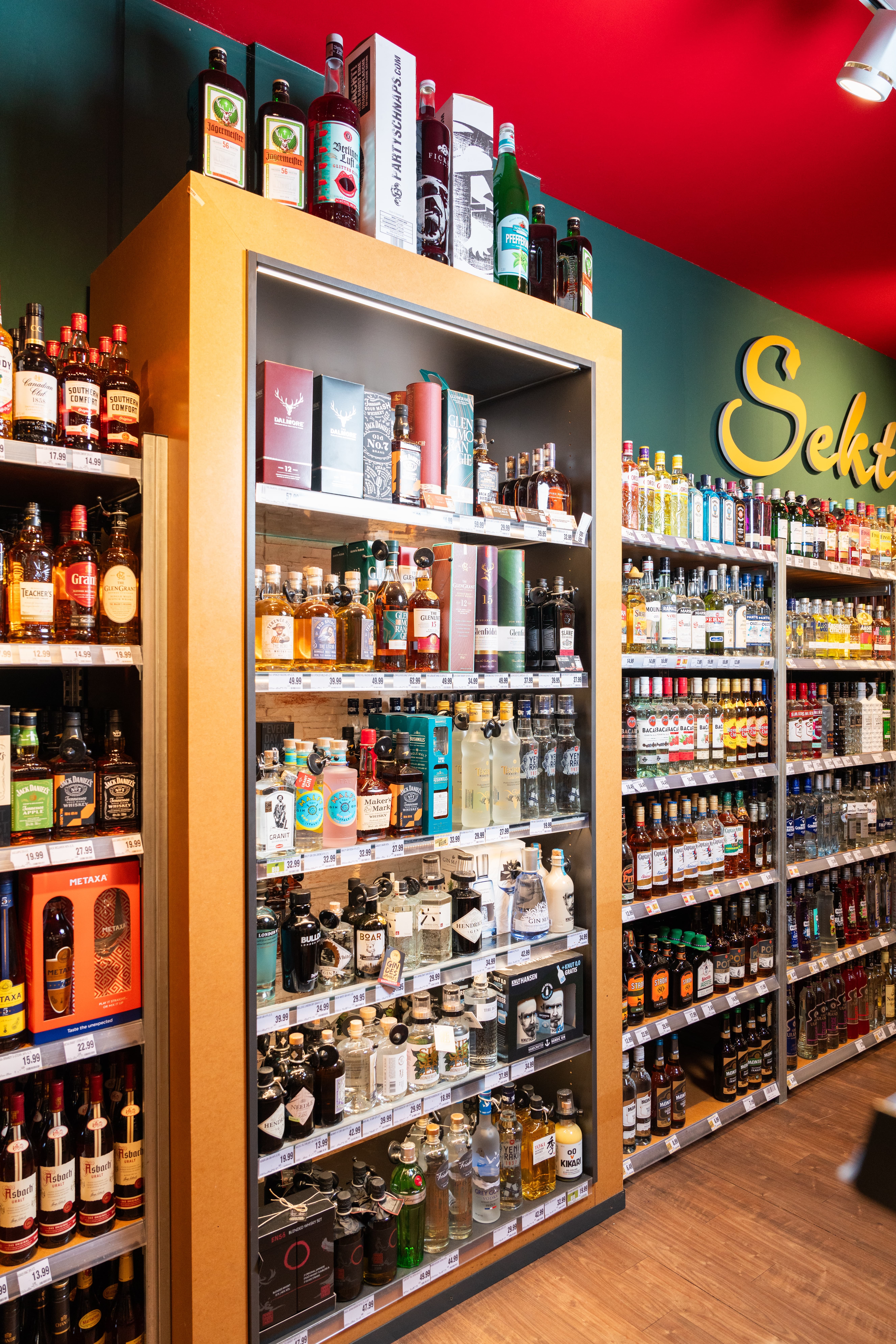 Eine Vitrine mit hochwertigen Spirituosen.