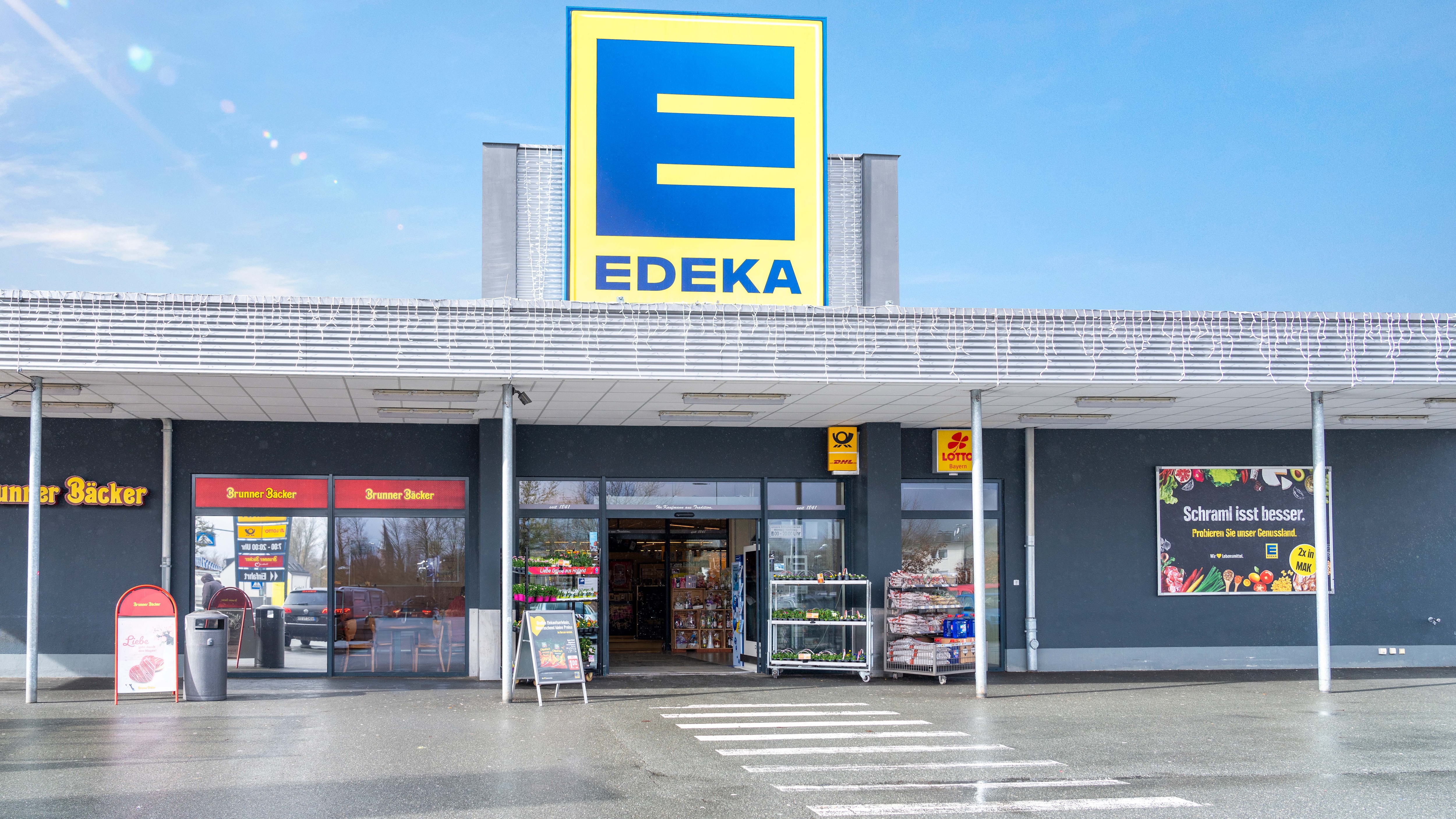Die Außenansicht eines EDEKA-Marktes.