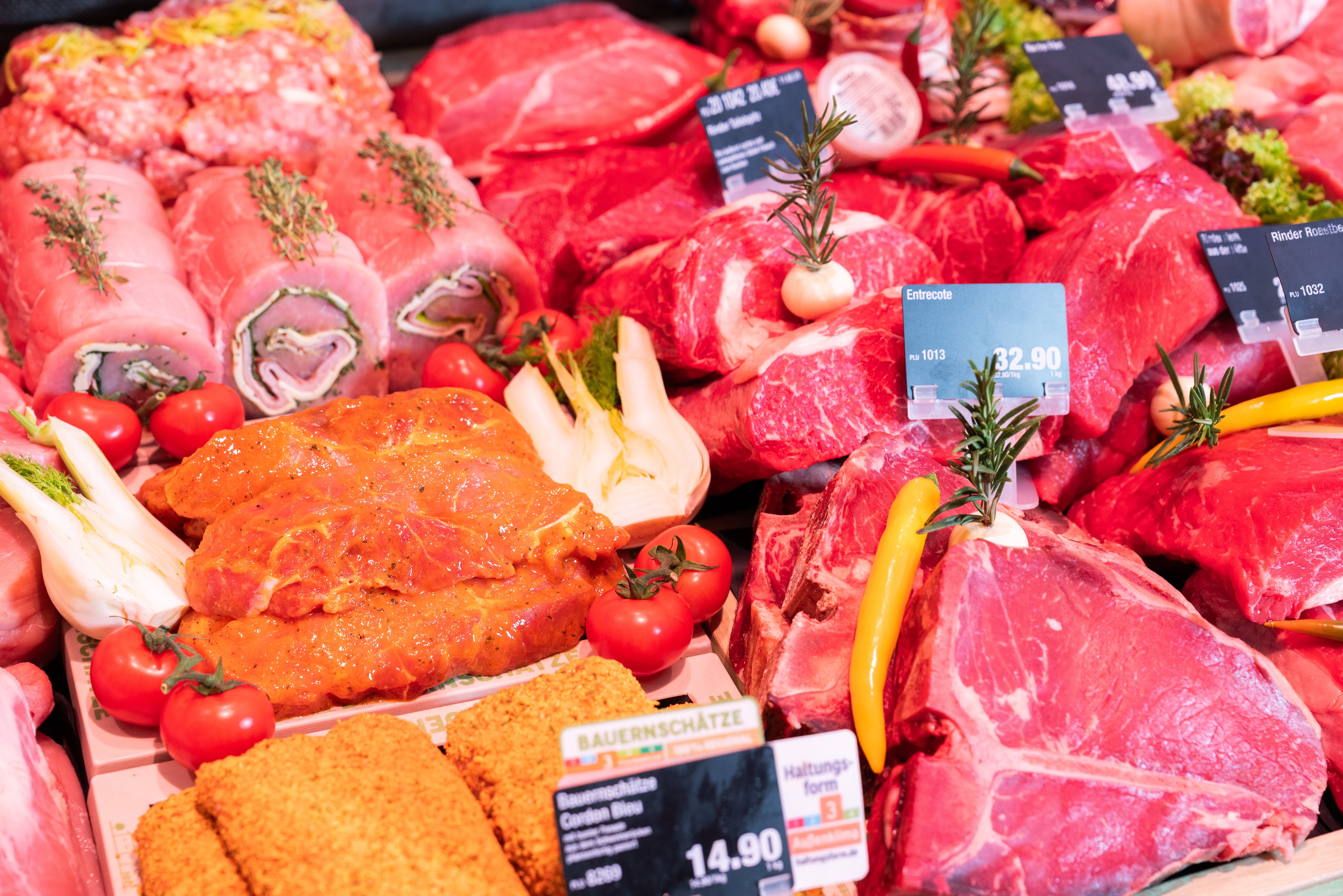 Verschiedene Fleischprodukte in der Auslage einer Frischetheke.