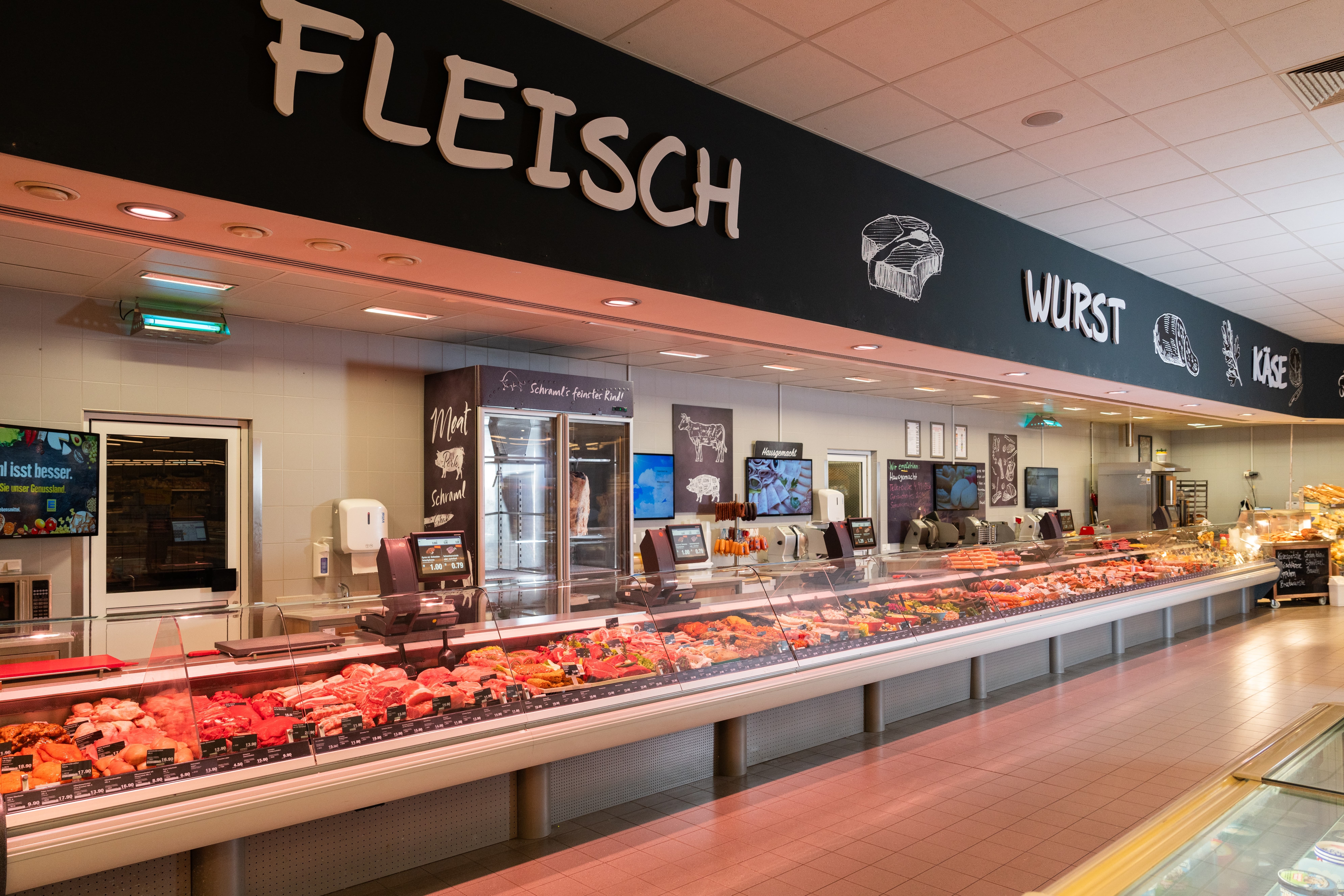 Die Bedientheke eines EDEKA-Marktes.