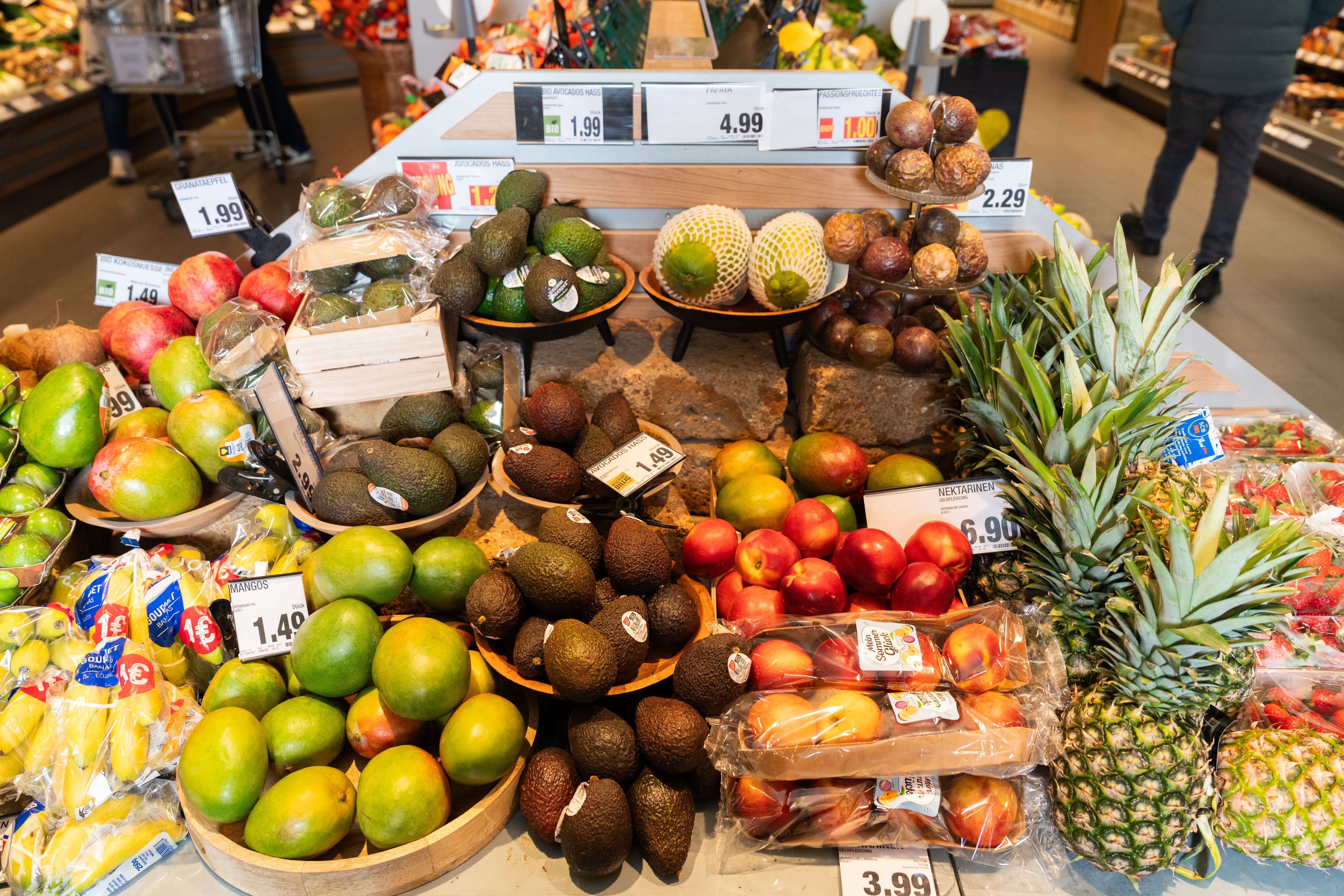 Eine Auslage mit verschiedenen Früchten in der Obst- und Gemüseabteilung eines EDEKA-Marktes.
