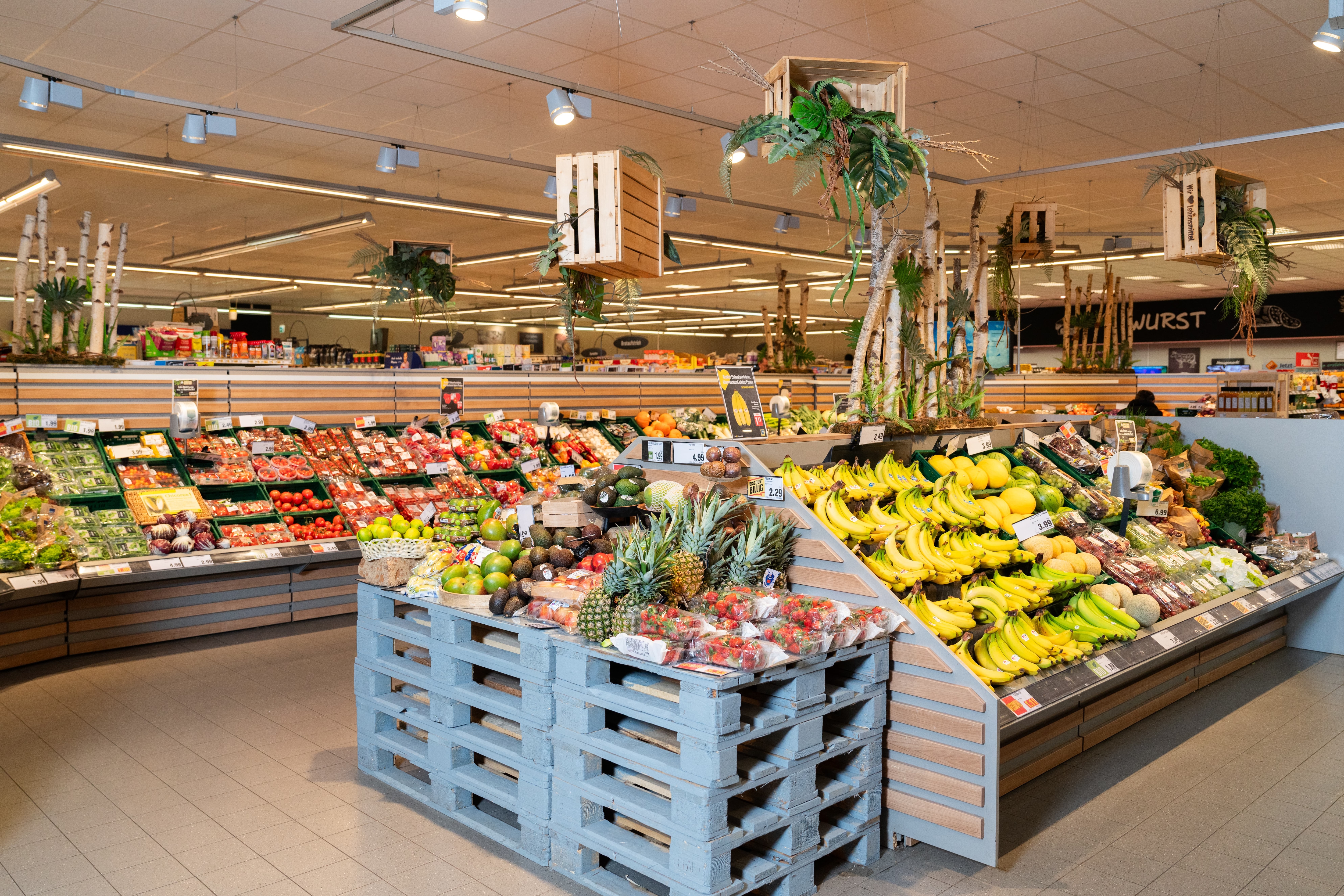 Die Obst- und Gemüseabteilung eines EDEKA-Marktes.
