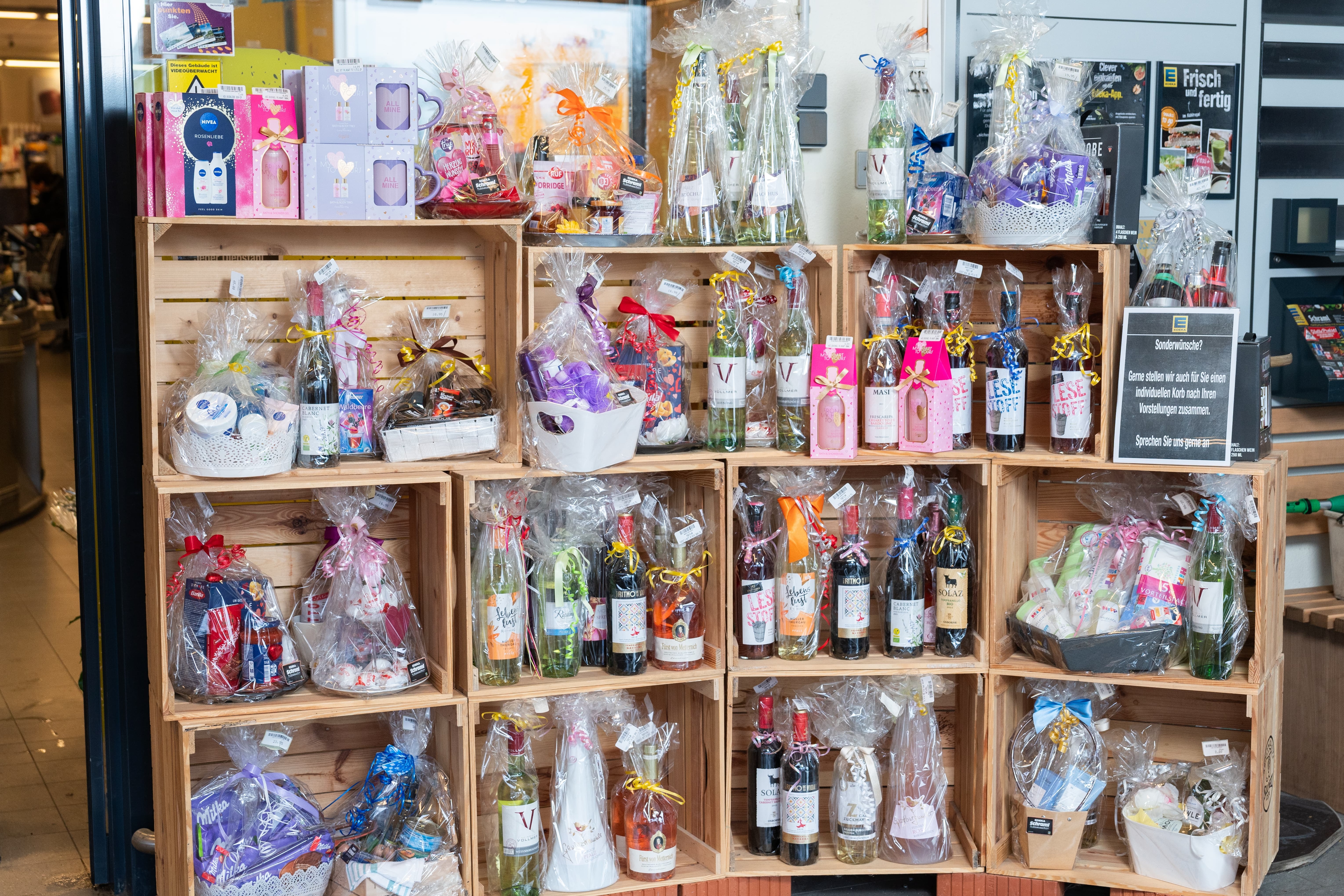 Ein Regal mit verschiedenen kleinen Präsentkörben und anderen Geschenkideen.