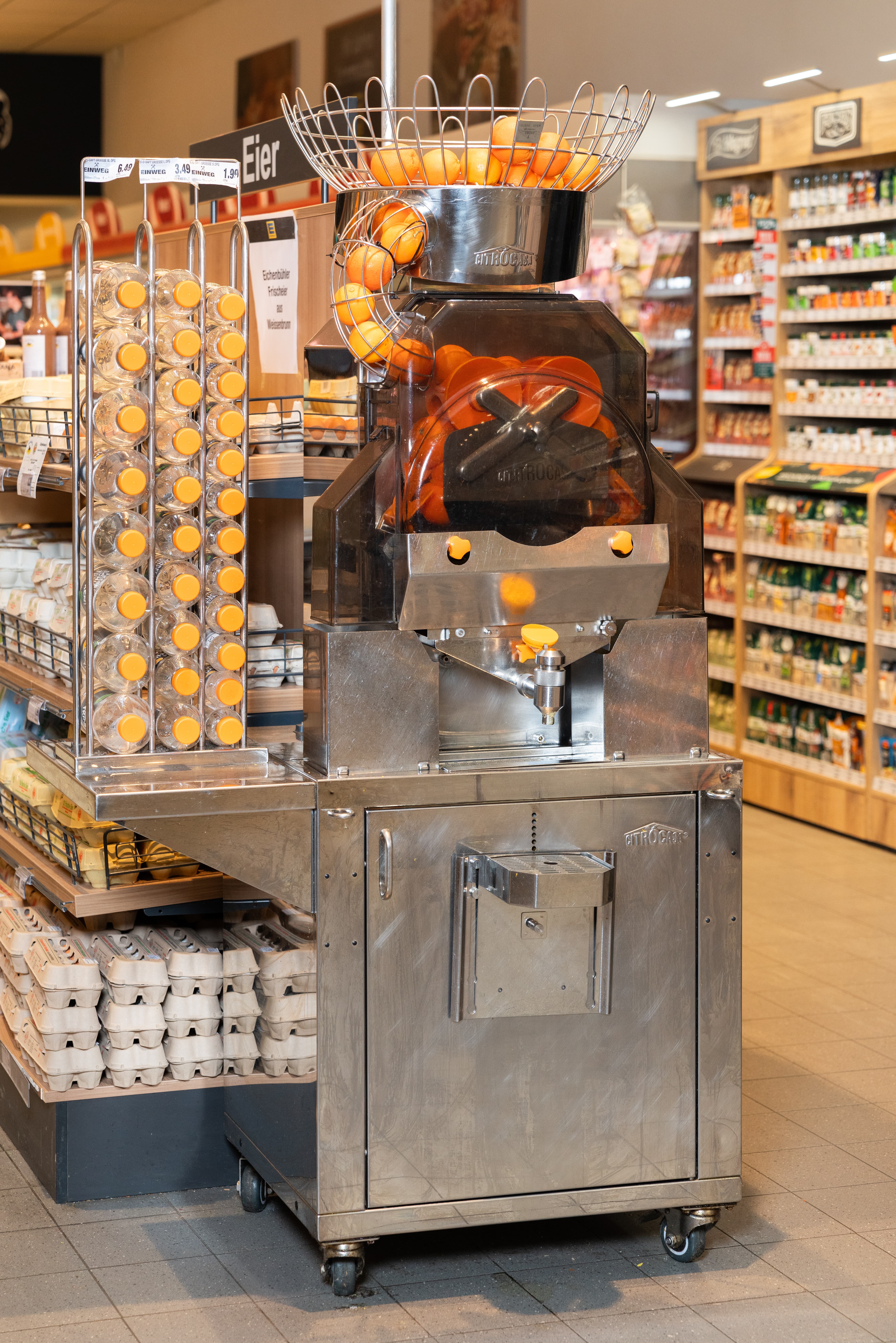 Eine Saftpresse in einem EDEKA-Markt.