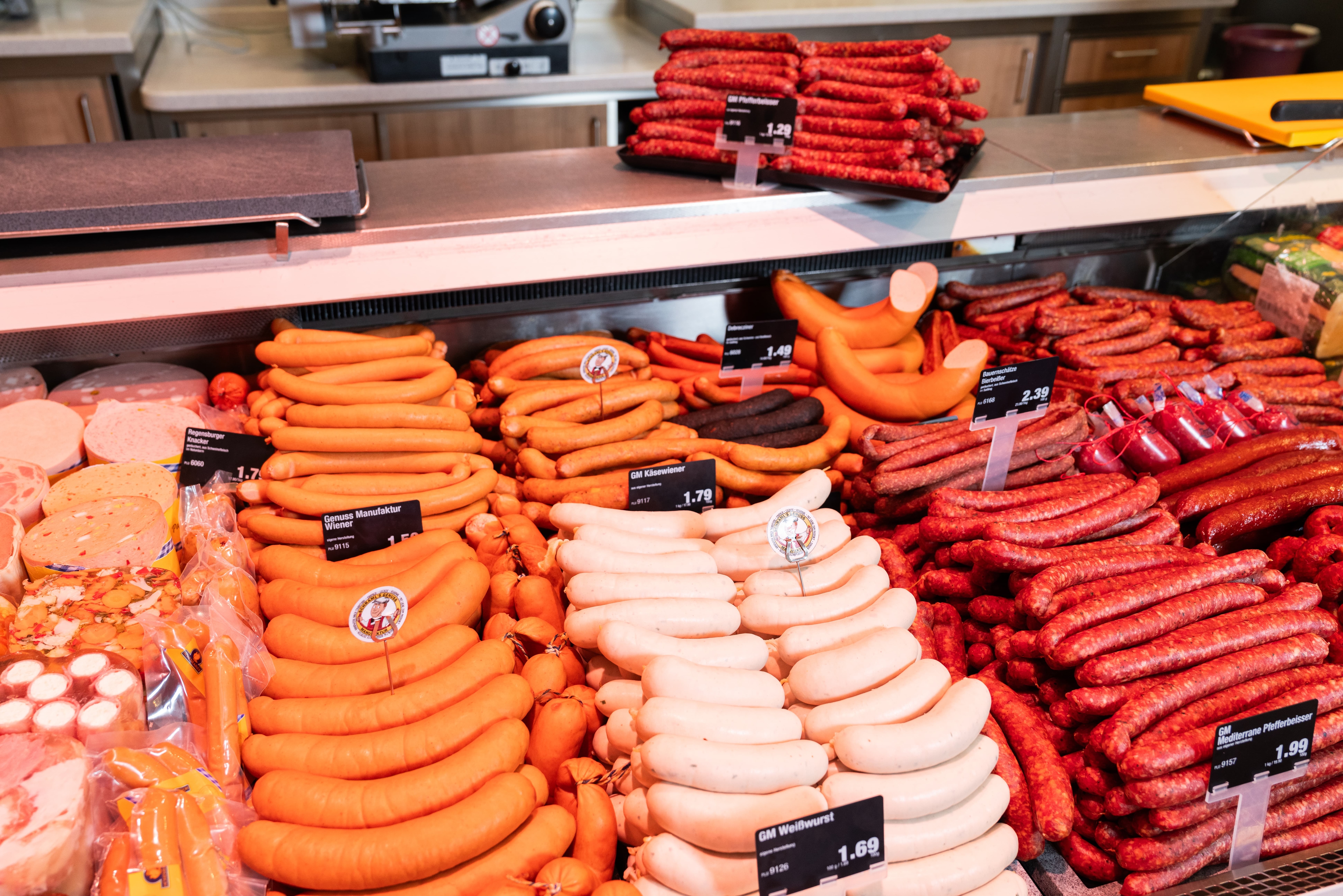 Verschiedene Wurstprodukte in der Auslage einer Frischetheke.