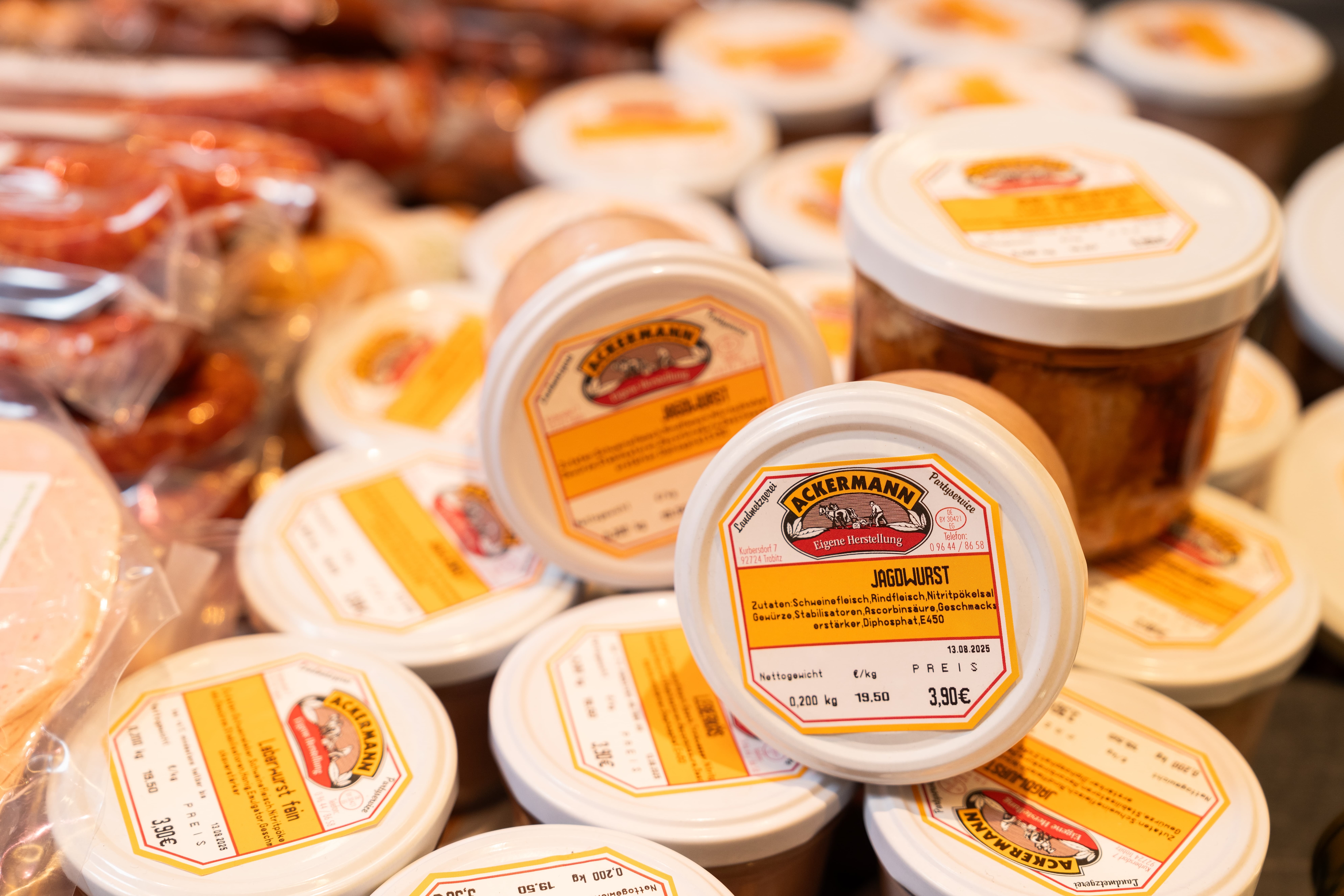 Verschieden Wurstsorten in Gläsern von der Metzgerei Ackermann.