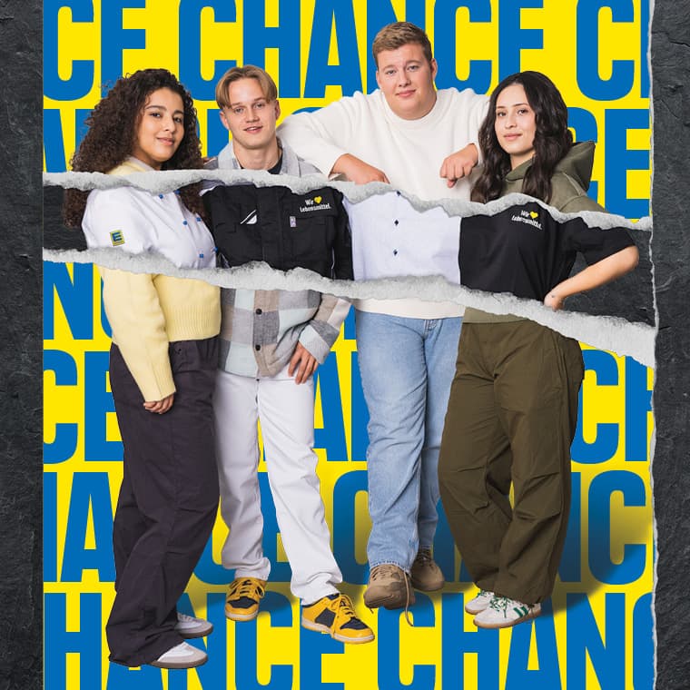 4 Jugendliche in unterschiedlier Arbeitskleidung stehen als Grupppe zusammen.