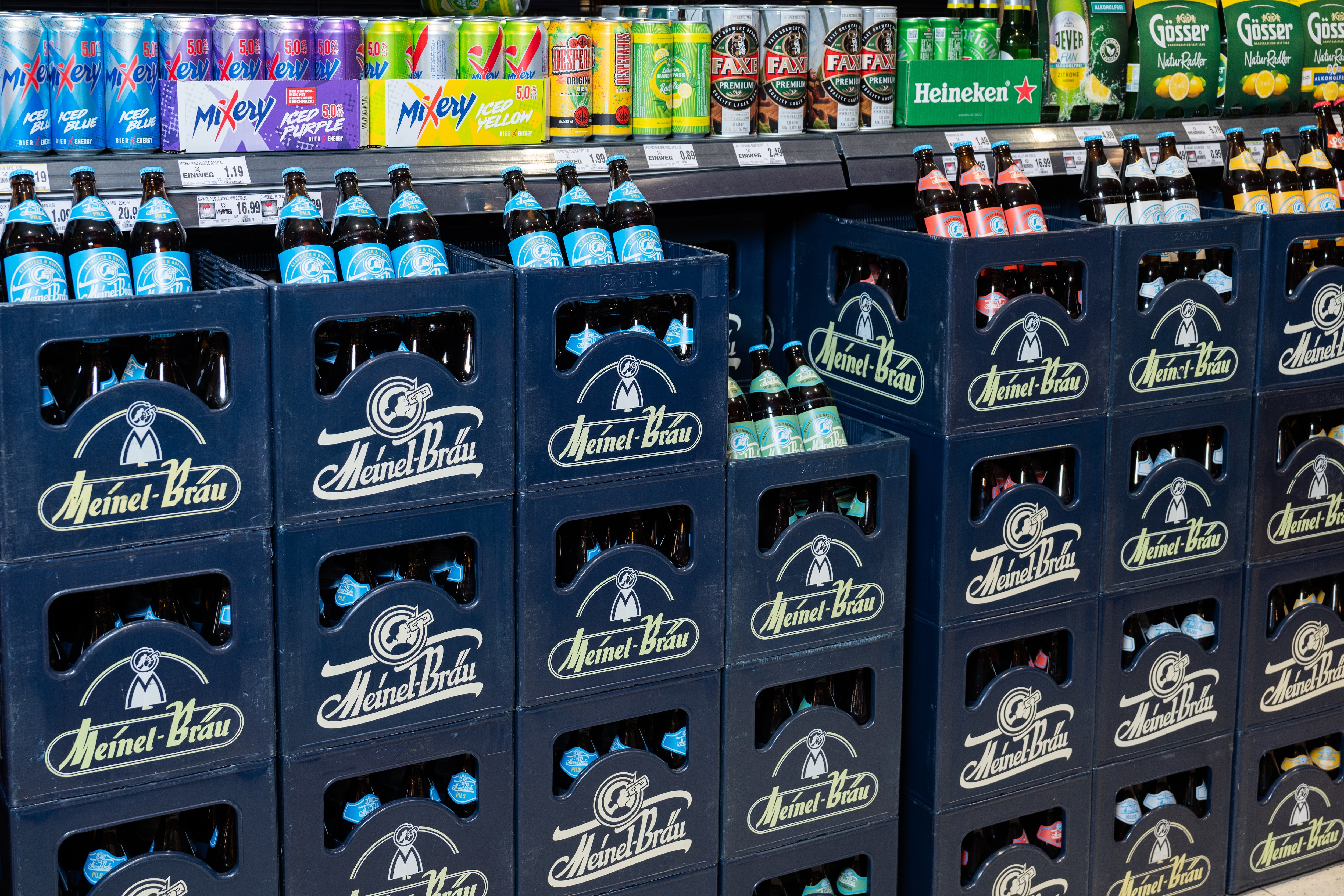Eine Reihe Bierkästen der Brauerei Meinel Bräu mit verschiedenen Sorten.