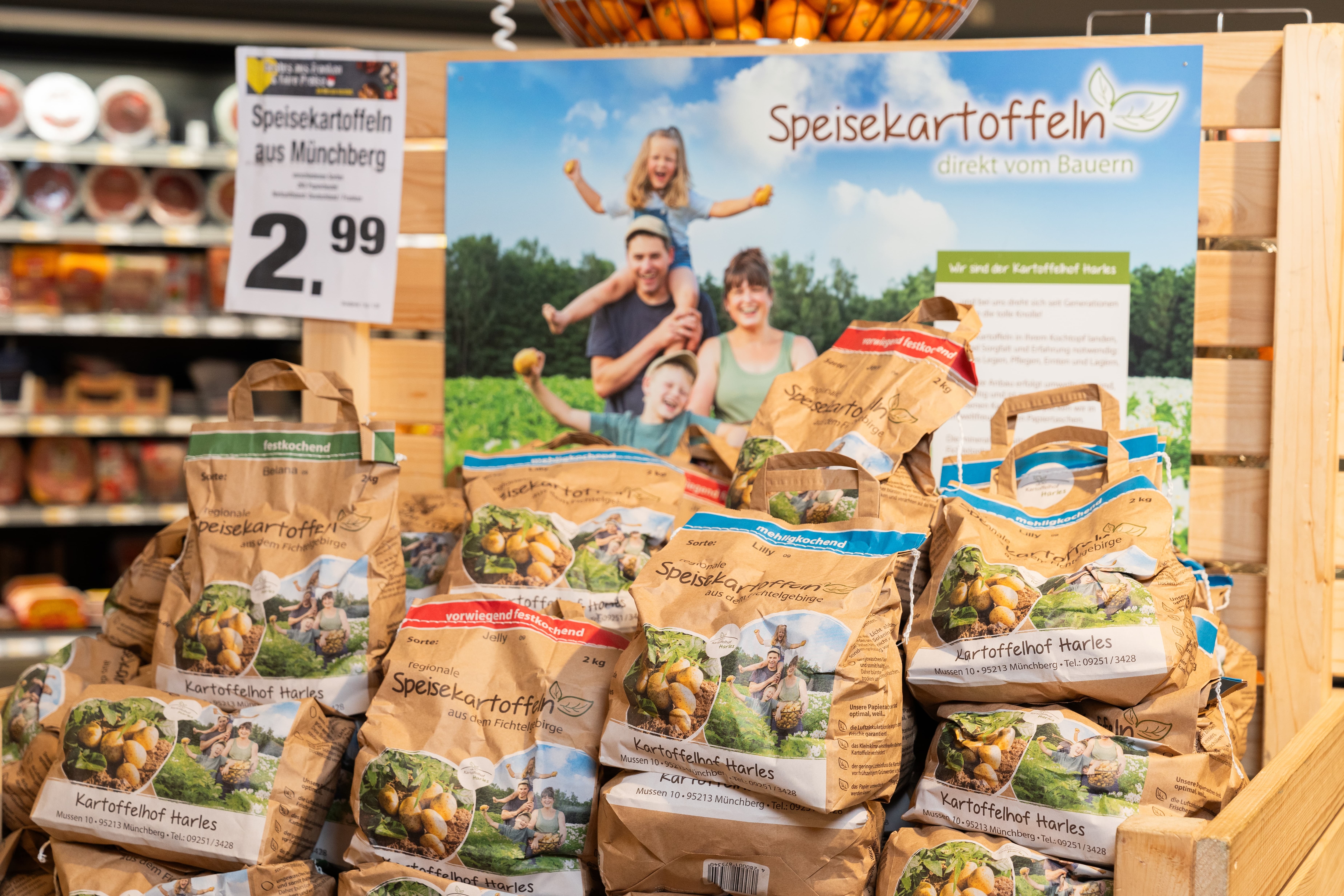In einer großen Holzksite sind die Kartoffenl vom Kartoffelhof Harles aufgeschichtet.
