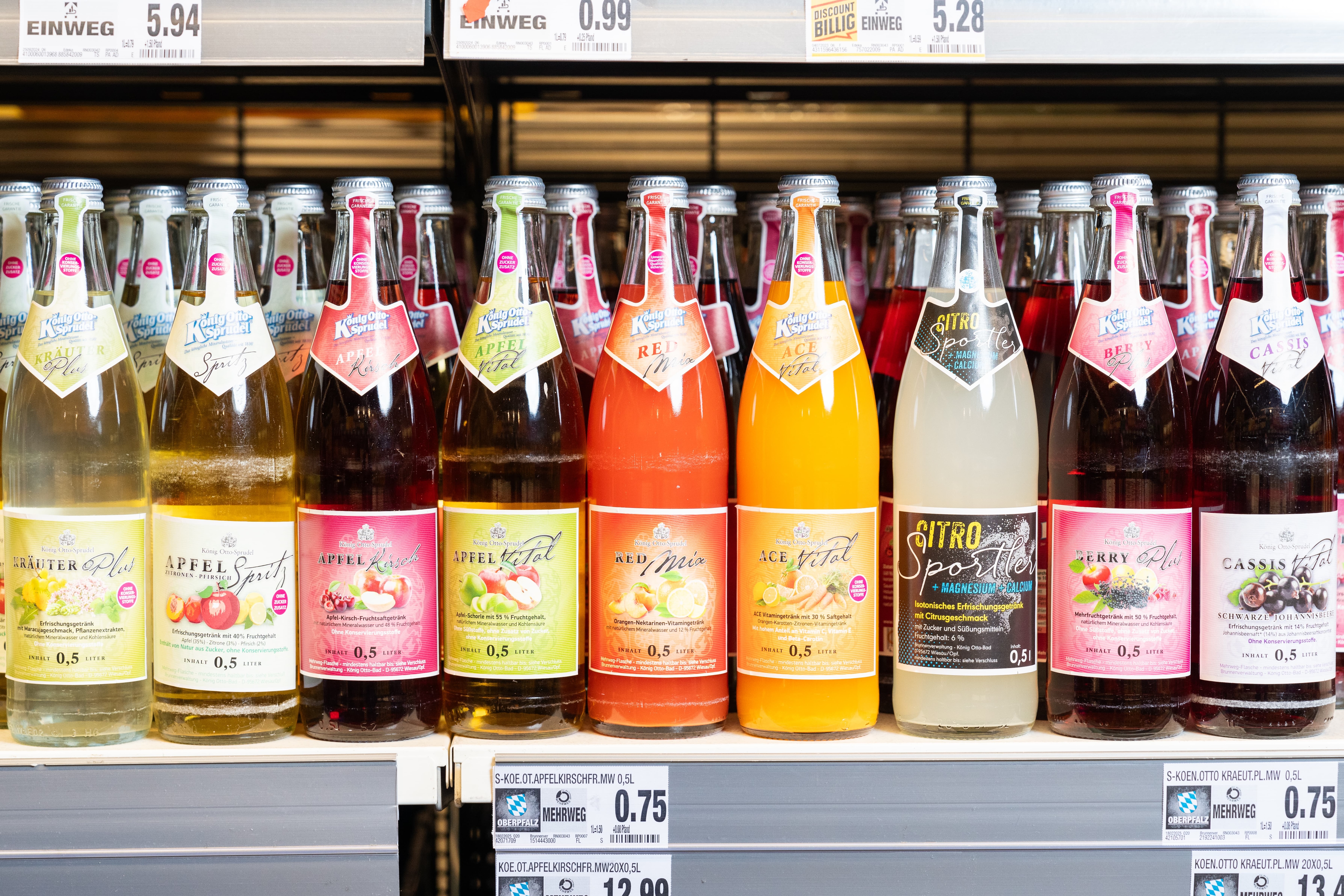 Verschiedene Sorten der Getränkemarke König Otto sind in einem Regal arrangiert.