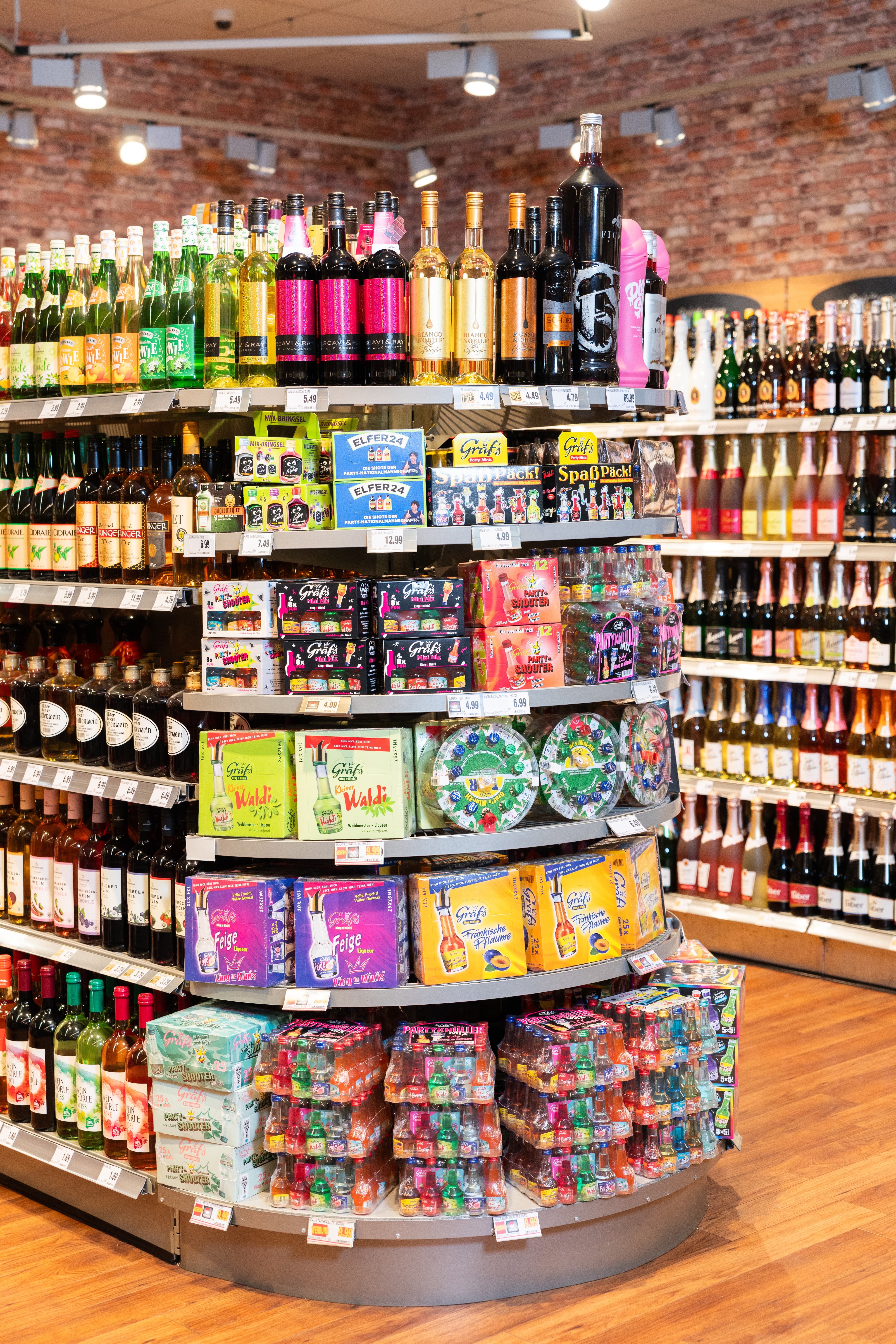 Im Weinregal stehen die Klopfer von Dr. Rauch Destellerie mit dabei.