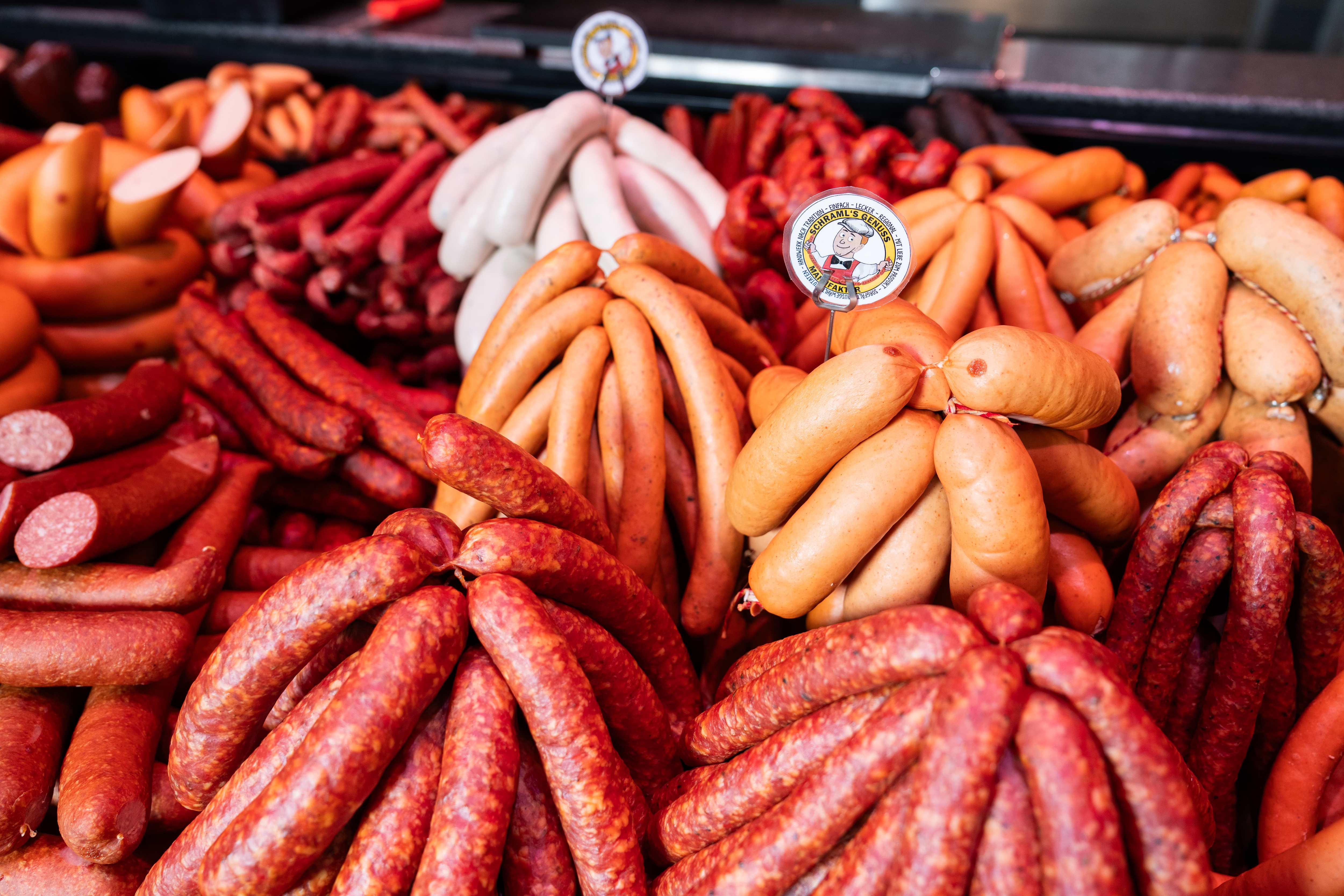 Verschieden Würstchensorten, die EDEKA Schraml selbst herstellt liegen in der Fleischtheke.