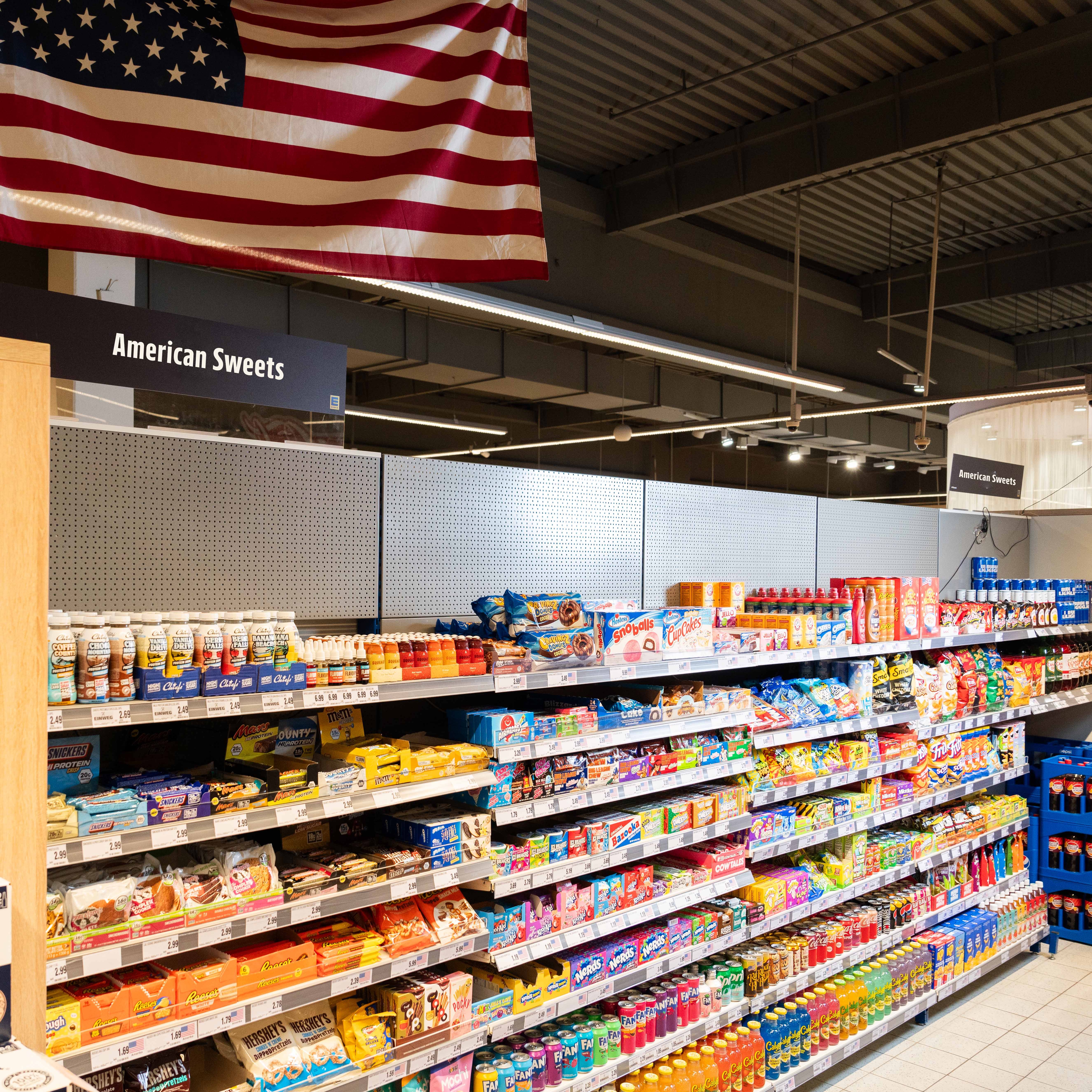 Ein Regal mit Süßigkeiten aus den USA: