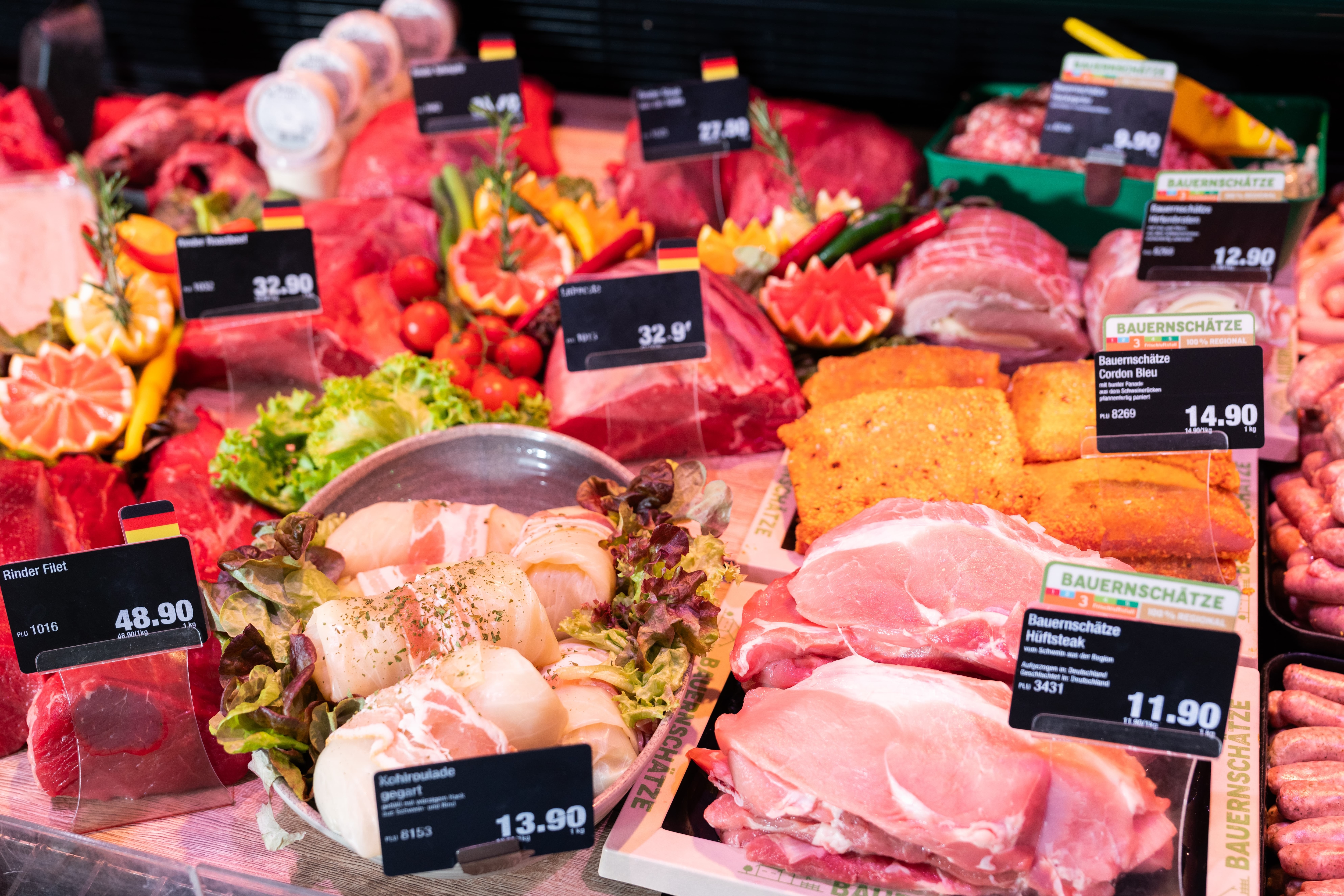 Ein Ausschnitt der Auslage einer Fleischtheke.