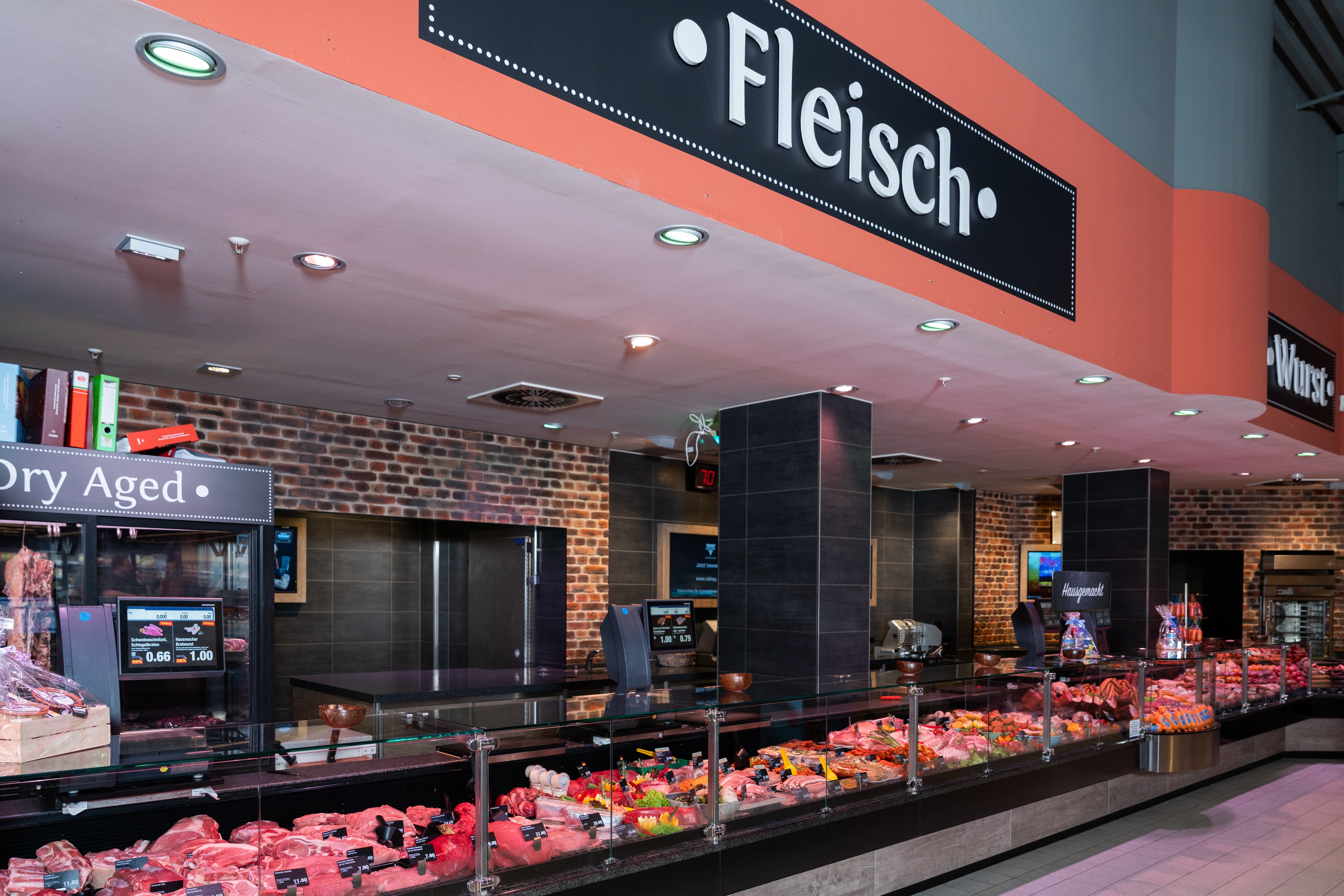 Die Fleischtheke eines EDEKA-Marktes.