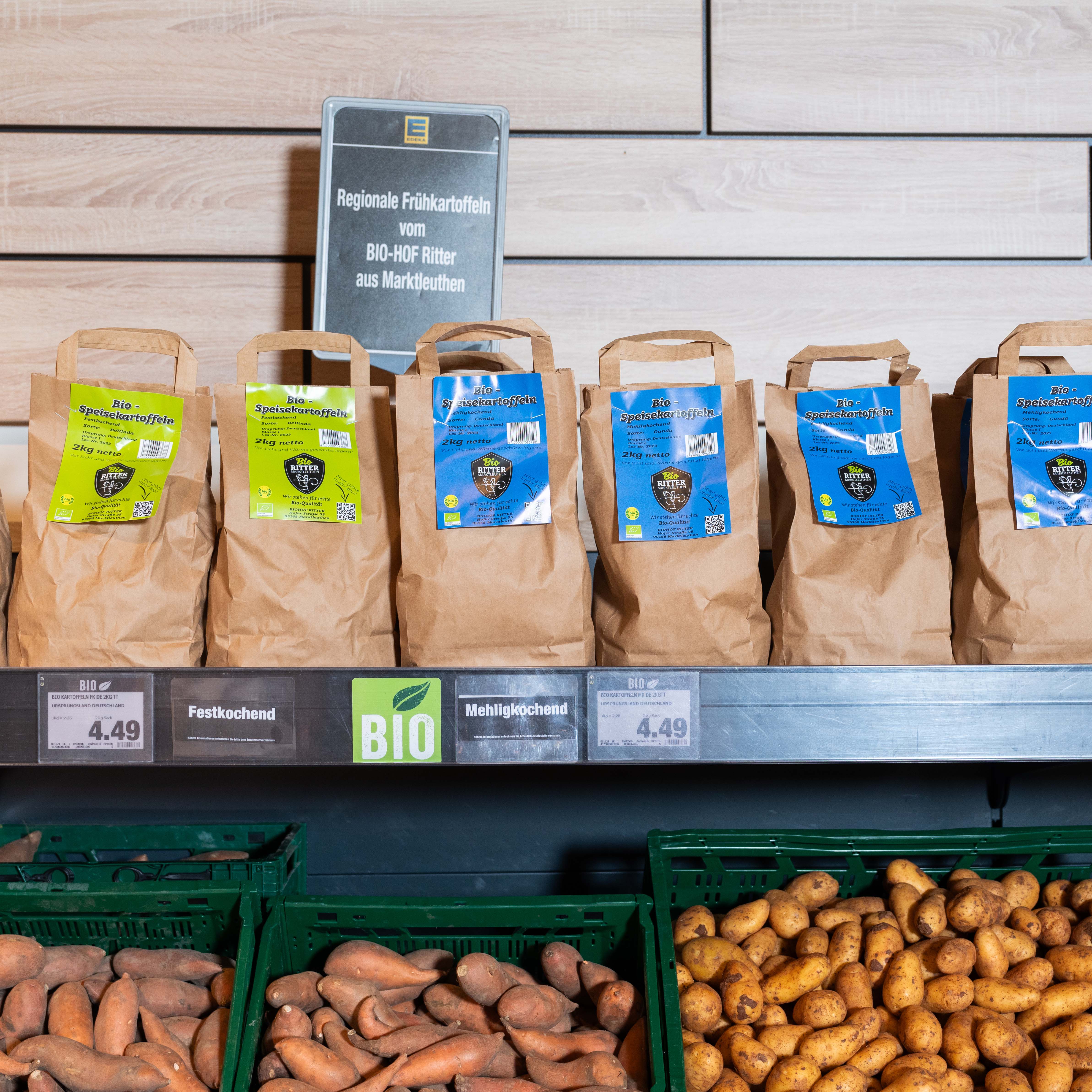 Ein Regal mit verschiedenen Kartoffelsorten.