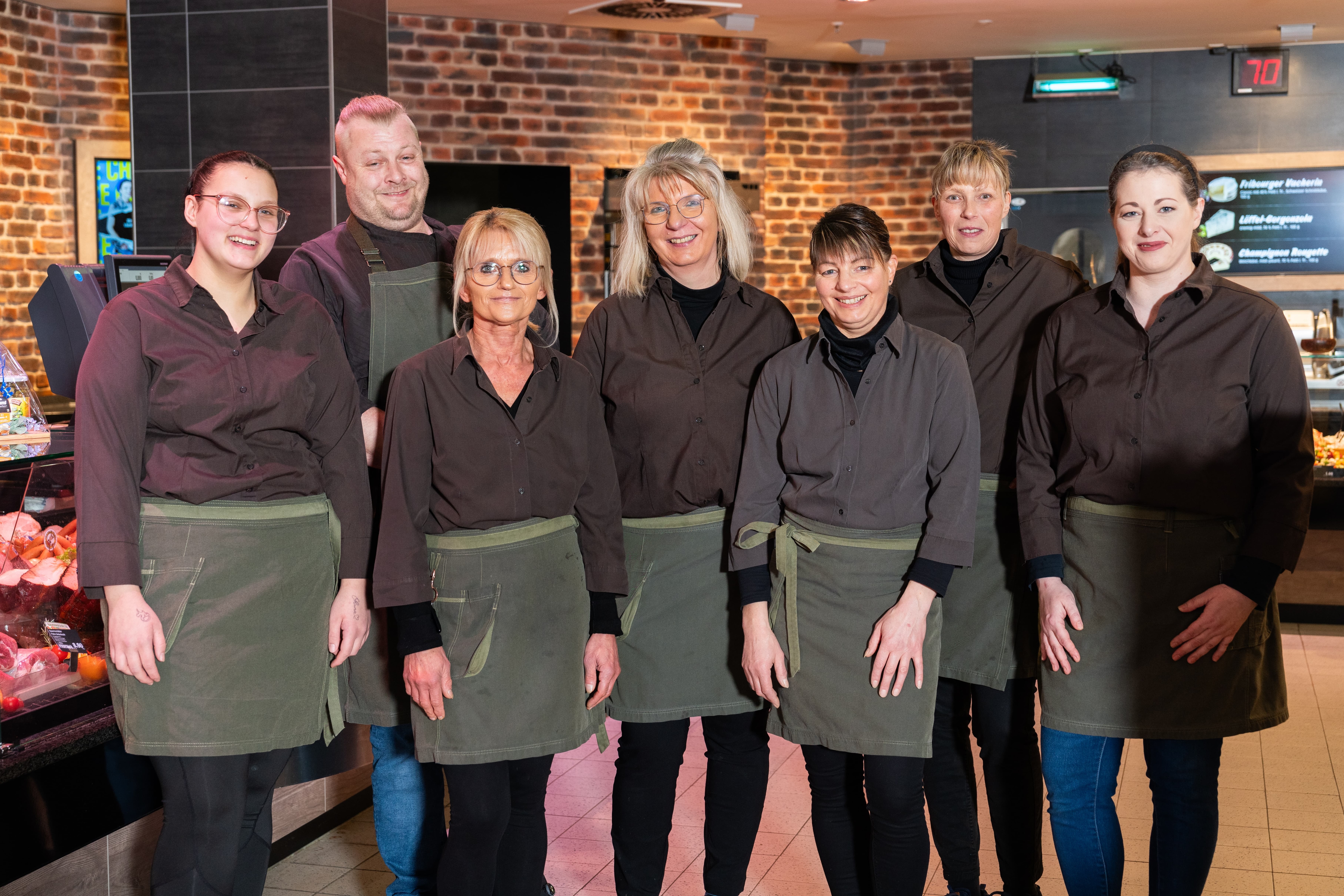Gruppenfoto der Mitarbeitenden eines EDEKA-Marktes.