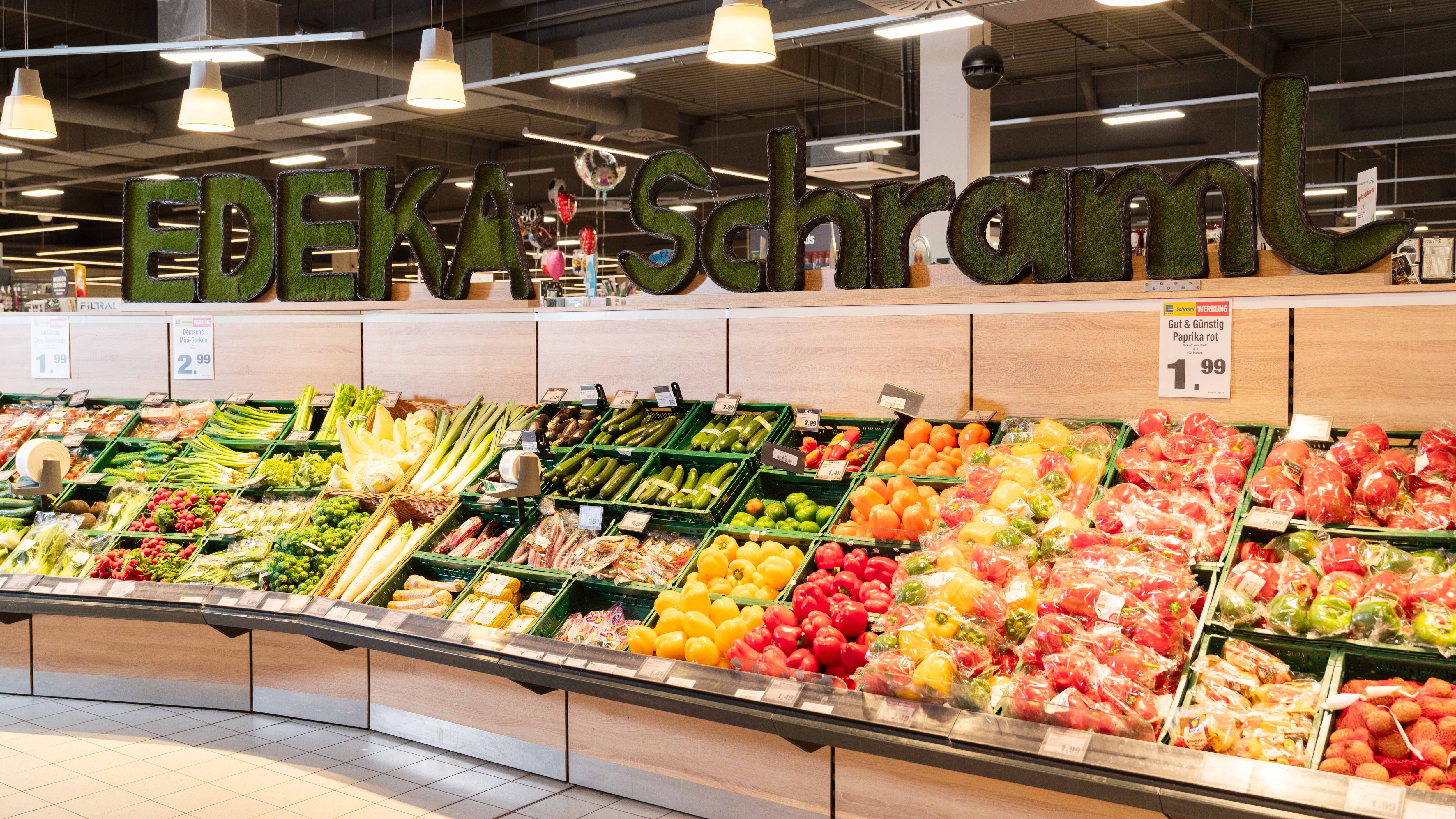 Große Auslage mit verschiedenem Gemüse und individuell gestaltetem Schriftzug "EDEKA Schraml".