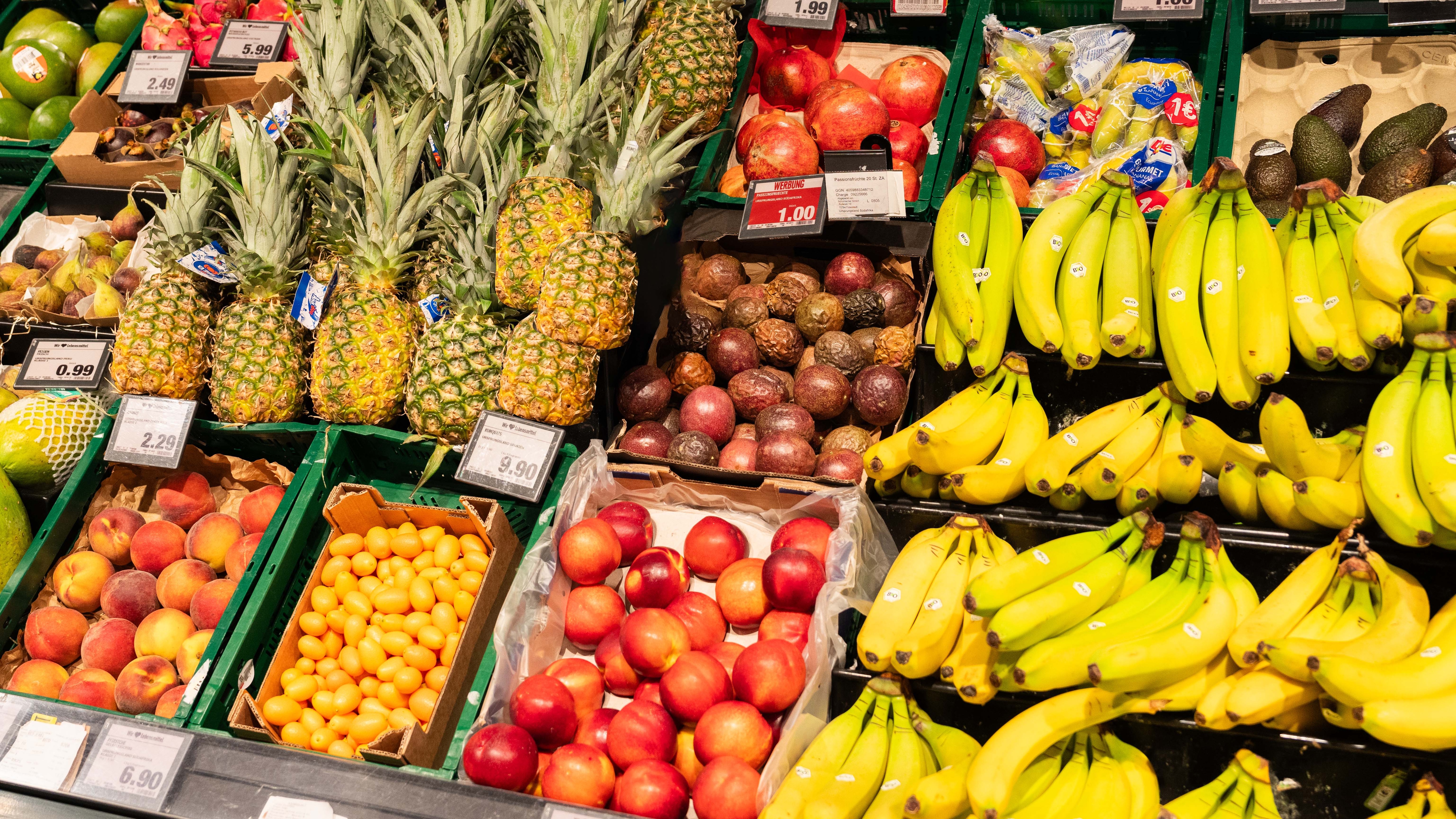 Verschiedene Früchte in der Obstabteilung eines EDEKA-Marktes.