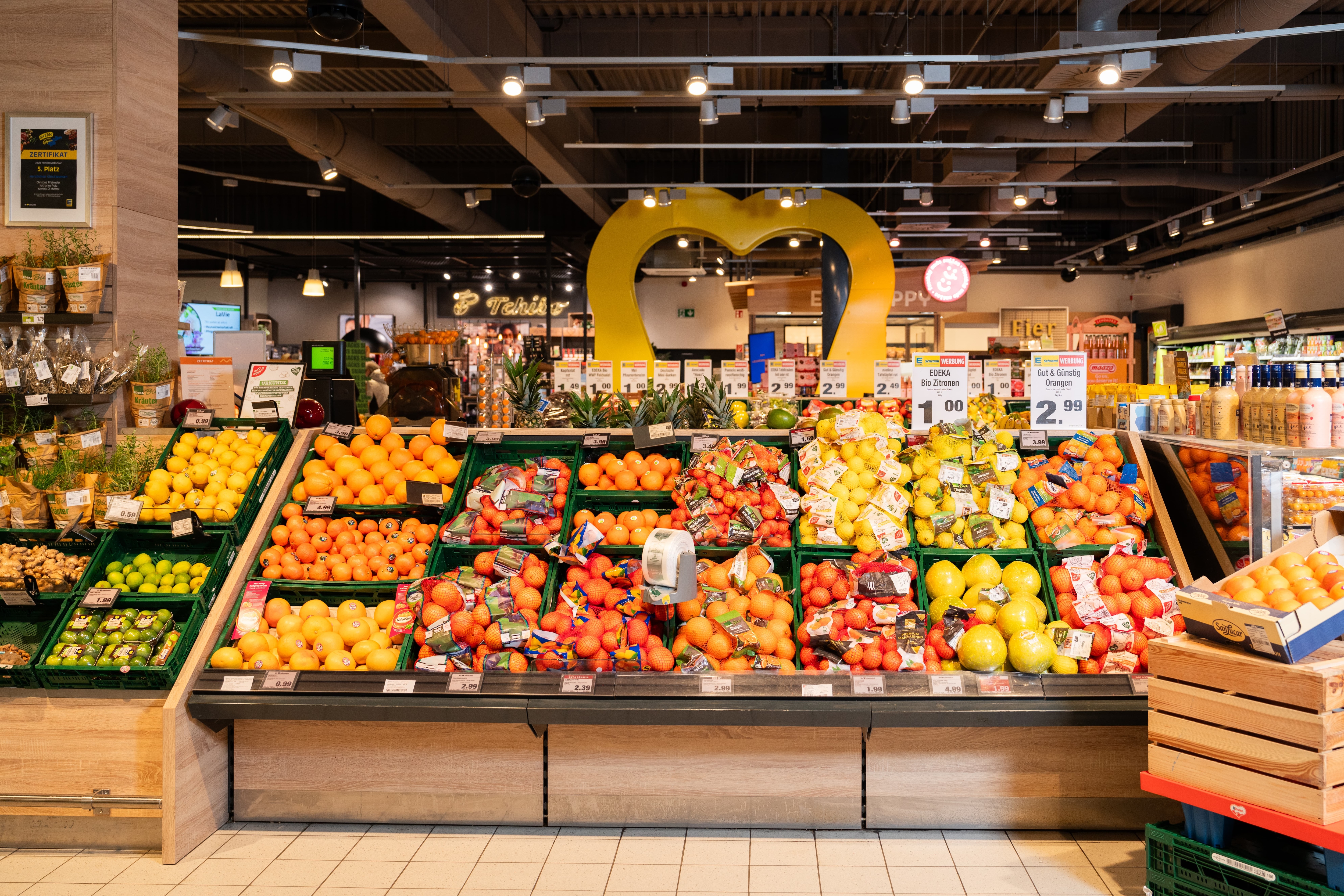 Ein Ausschnitt der Obstabteilung in einem EDEKA-Markt.
