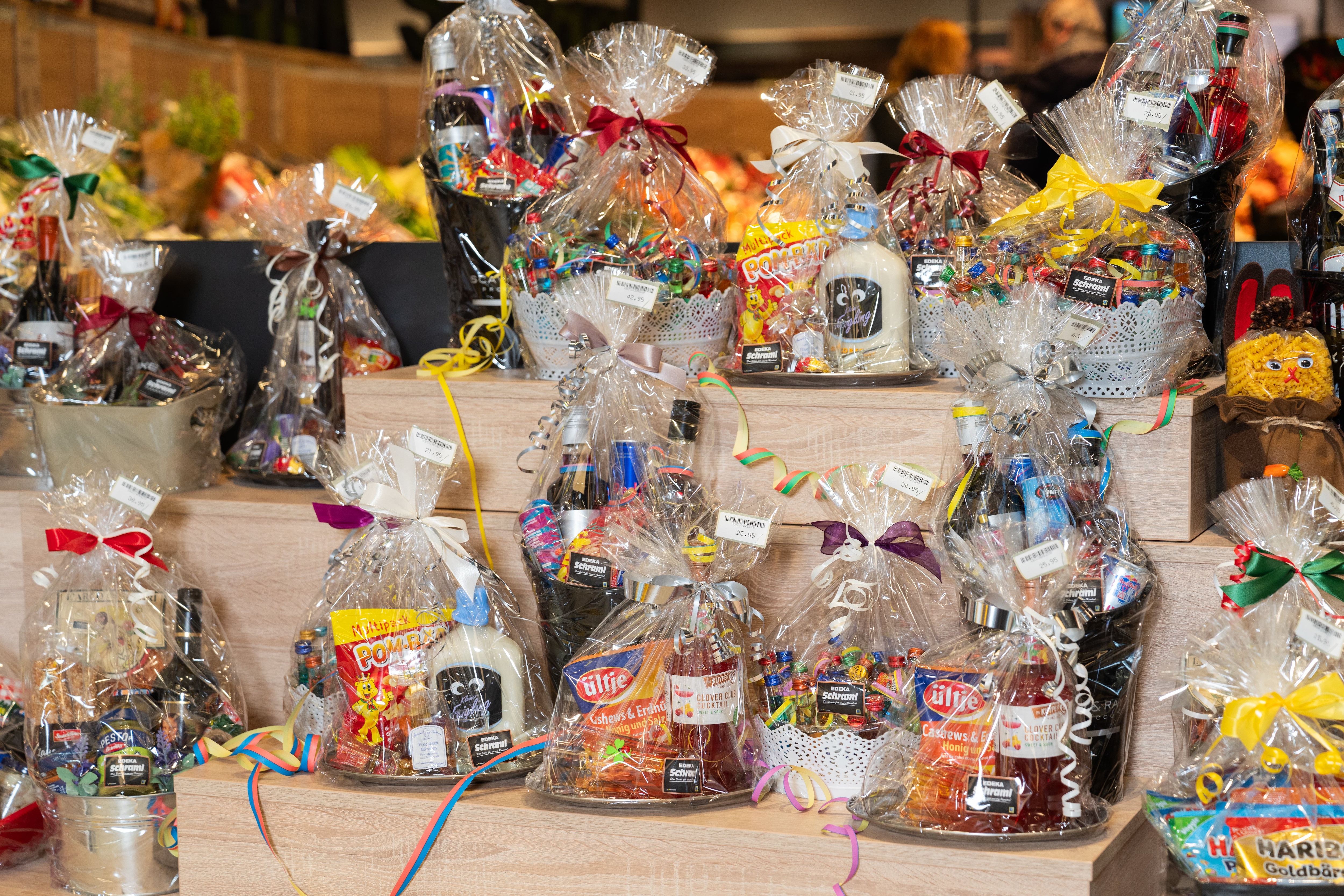 Verschiedene kleine Präsentkörbe.