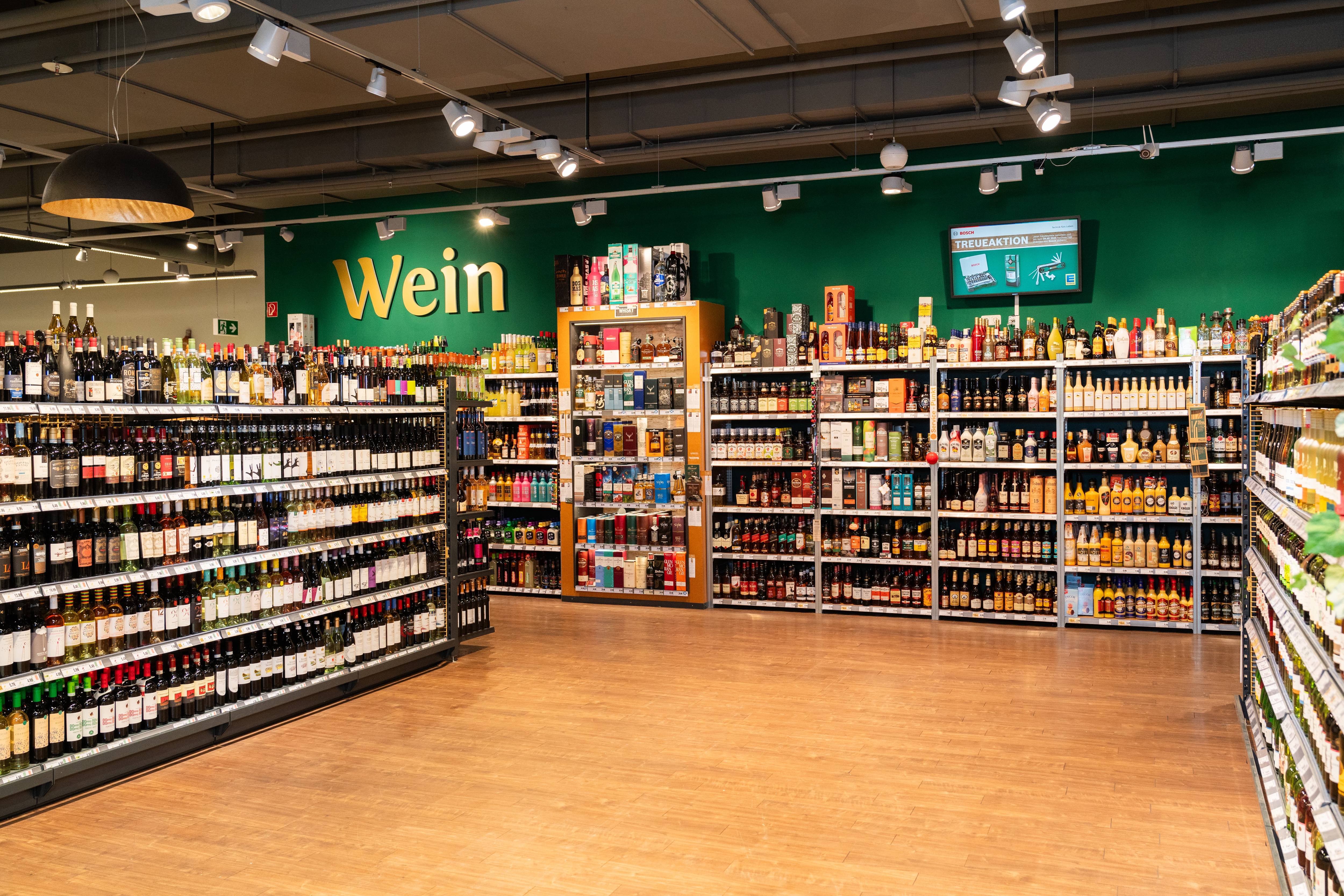 Die Weinabteilung eines EDEKA-Marktes.