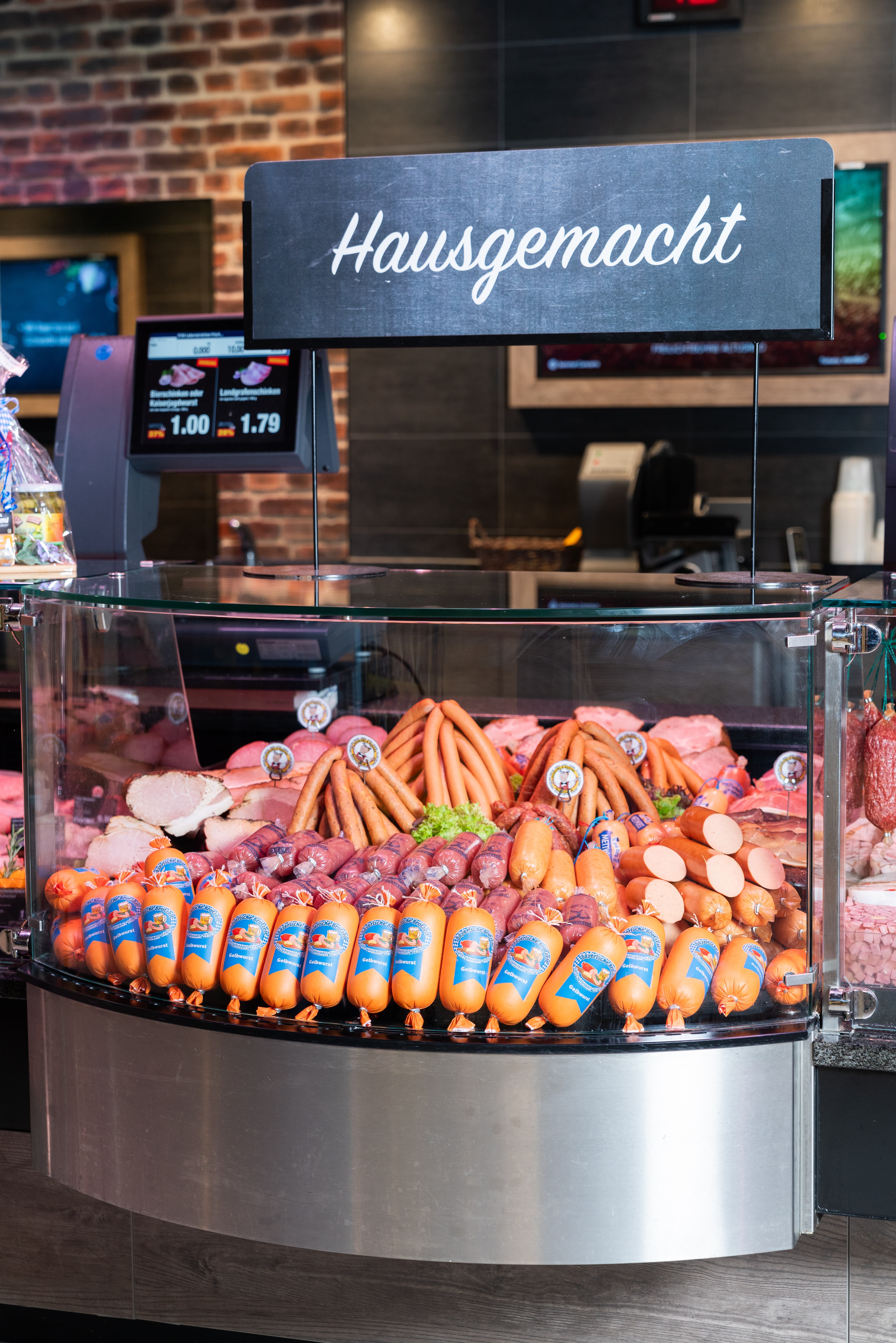 Eine Theke mit hausgemachten Wurstspezialitäten.