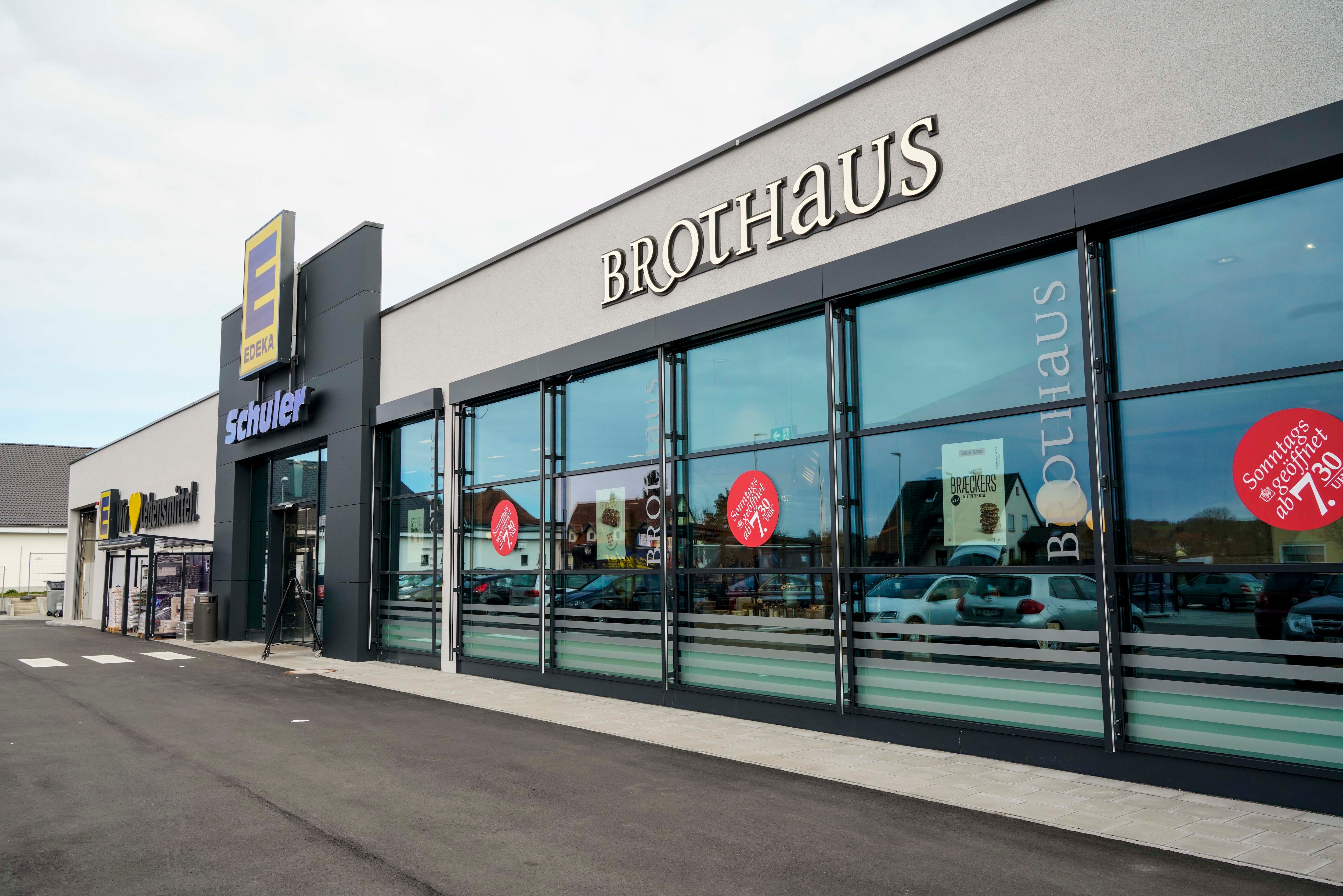 Außenansicht des Marktes Schuler in Leutershausen.