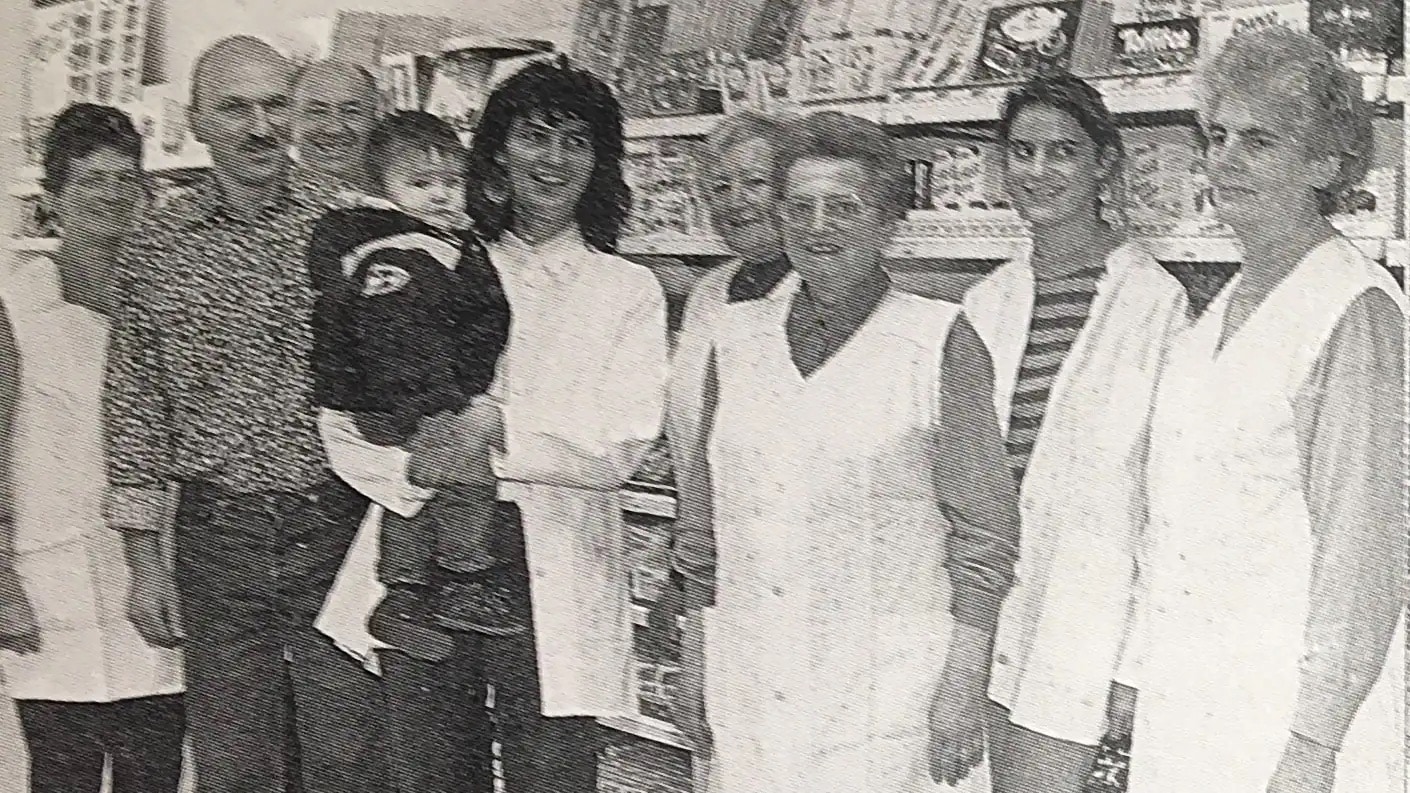 Ein schwarz-weiß Bild der ehemaligen Belegschaft eines EDEKA-Marktes.