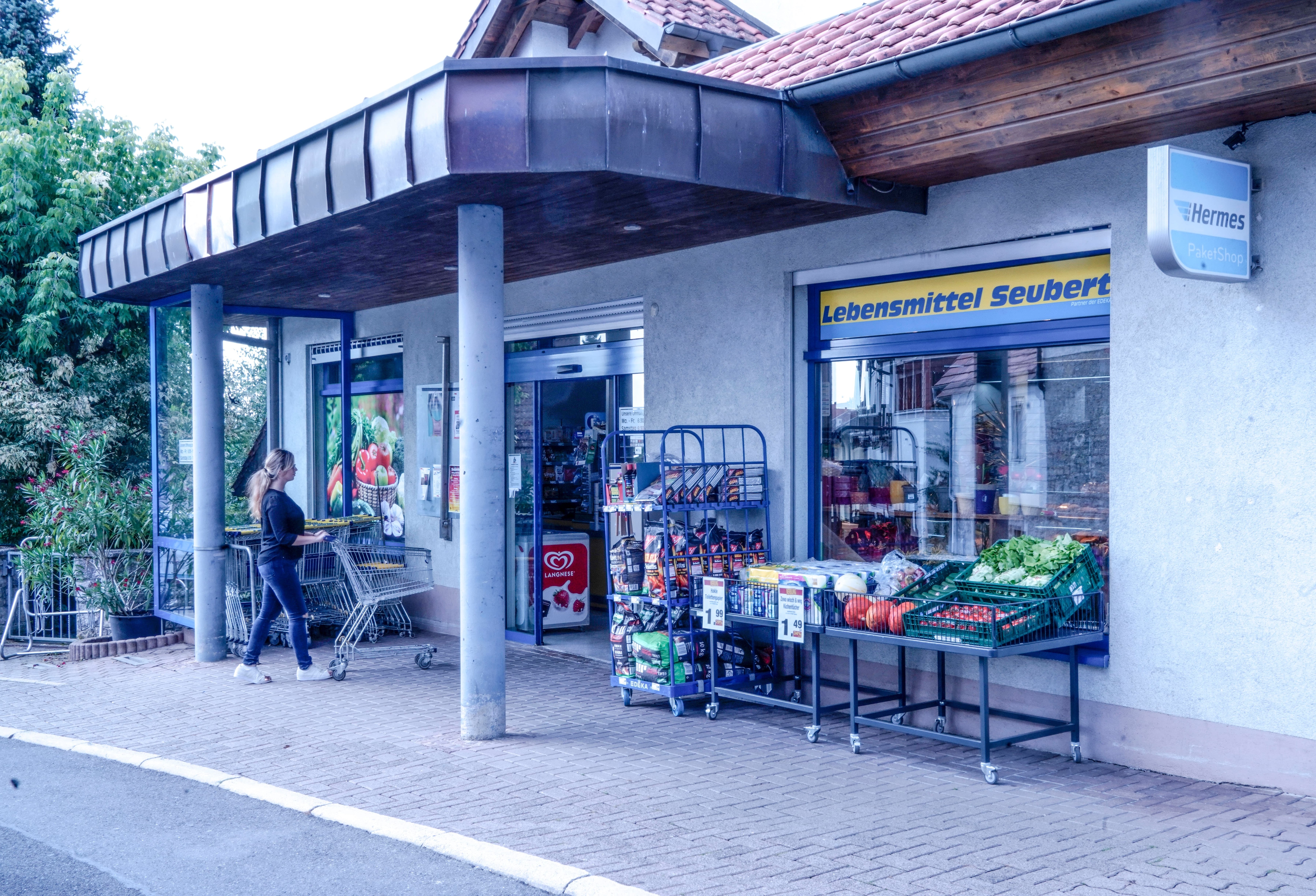 Front des Markts, mit dem Schriftzug Lebensmittel Seubert über dem Fenster. Der Laden wirkt klein und überschaubar.