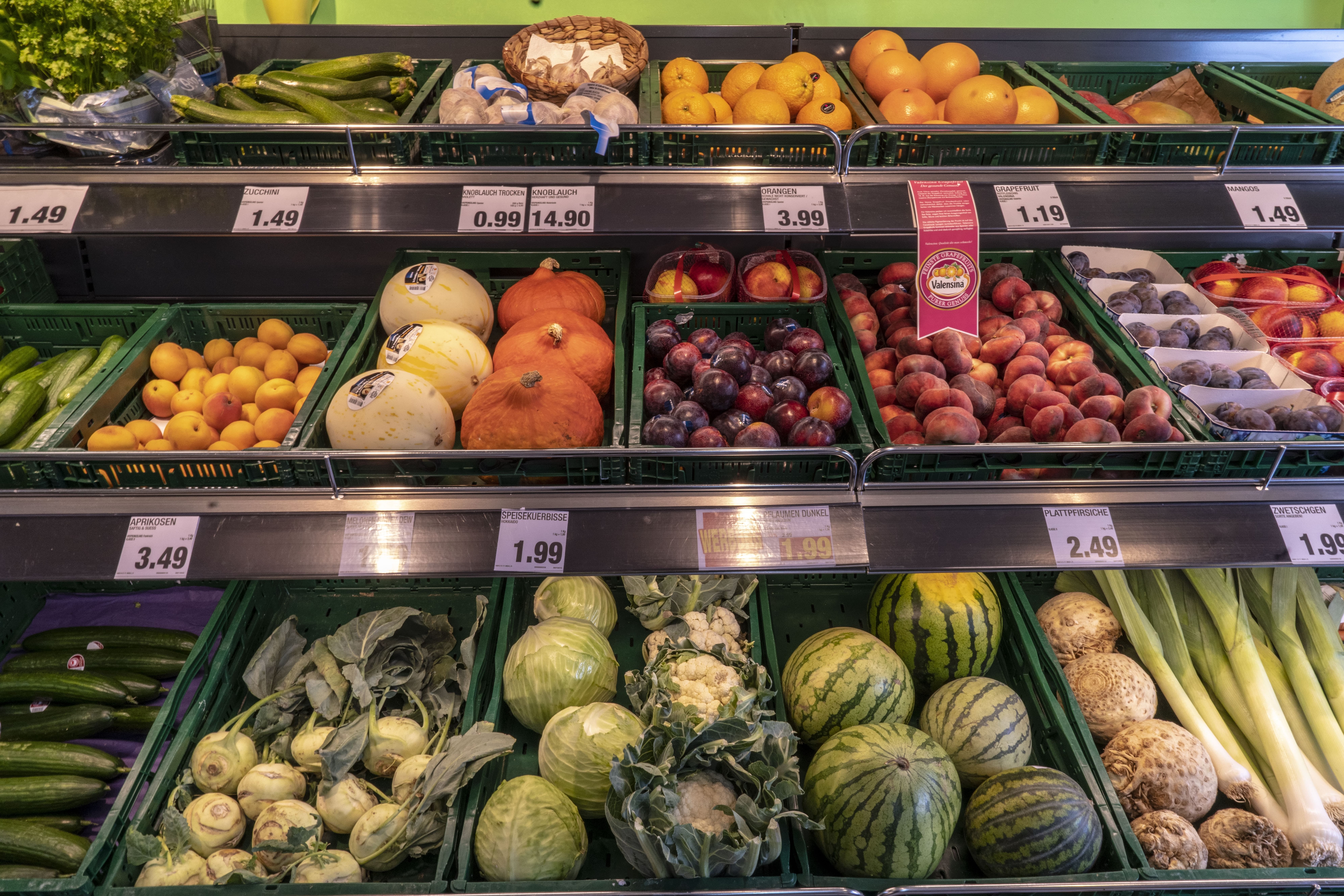Die Obst- und Gemüseabteilung eines EDEKA-Markts.