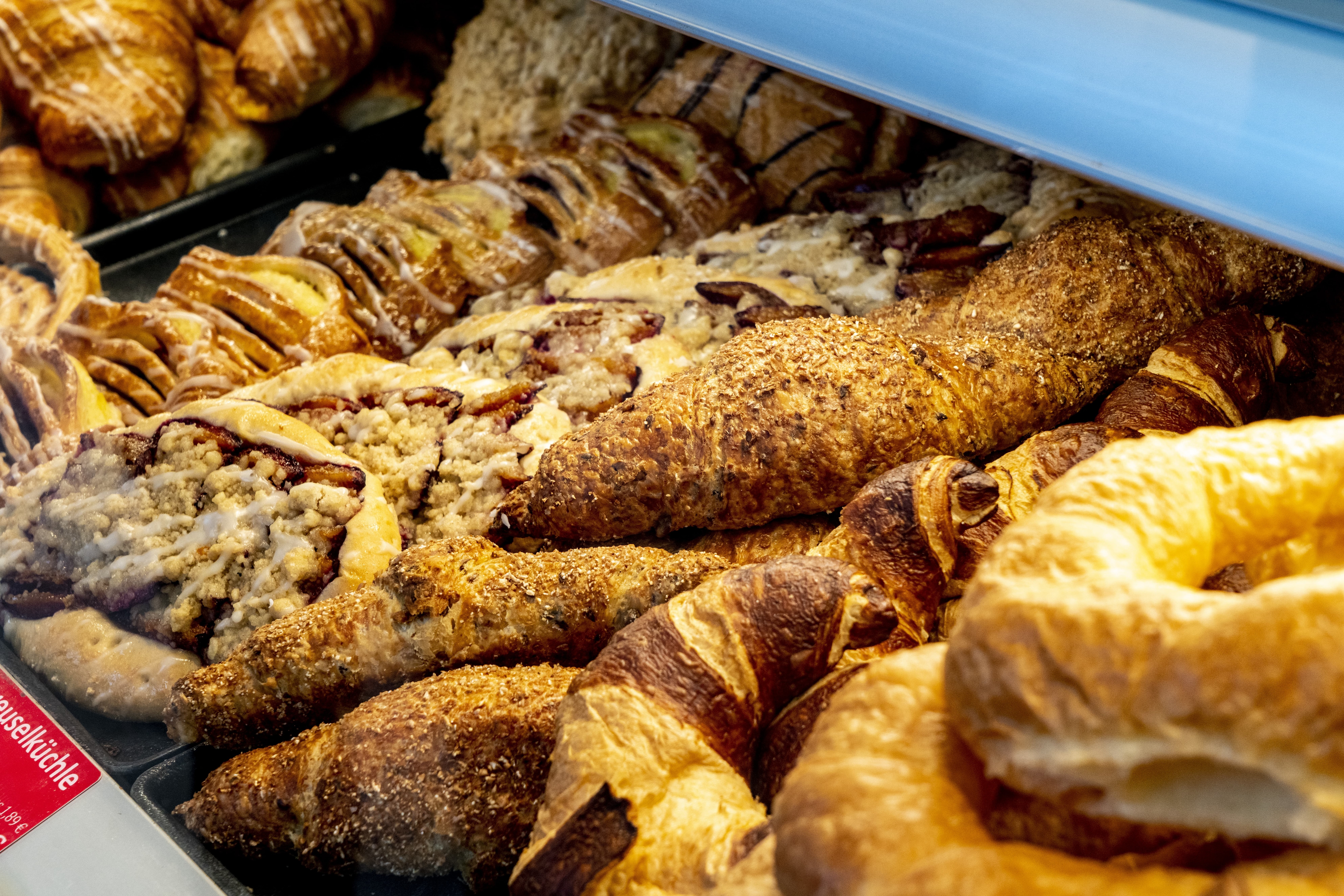 Backwaren in der Auslage einer Bäckerei in einem EDEKA-Markt.