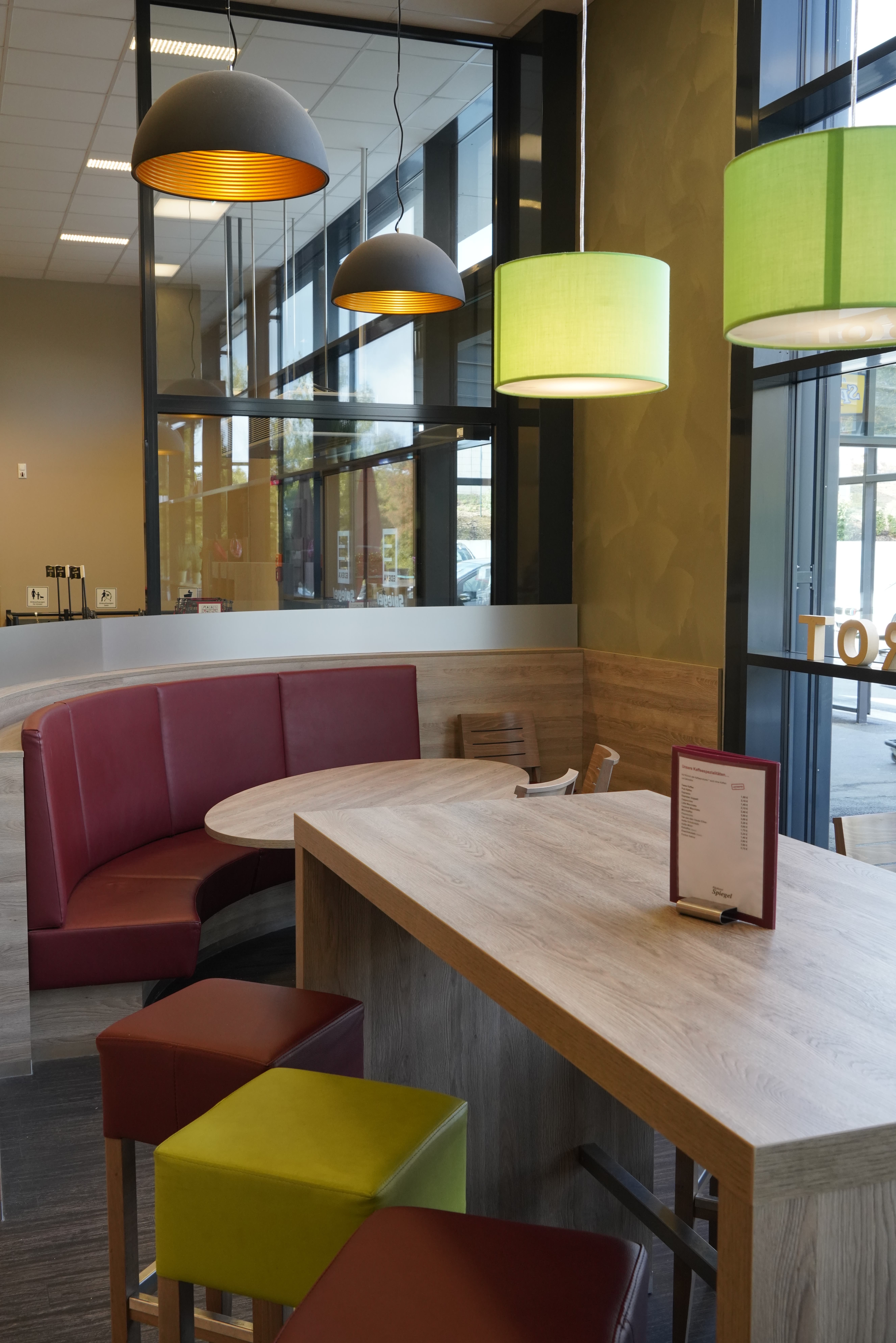 Das zur Bäckerei gehörige Café in diesem EDEKA-Markt, modern eingerichtet.