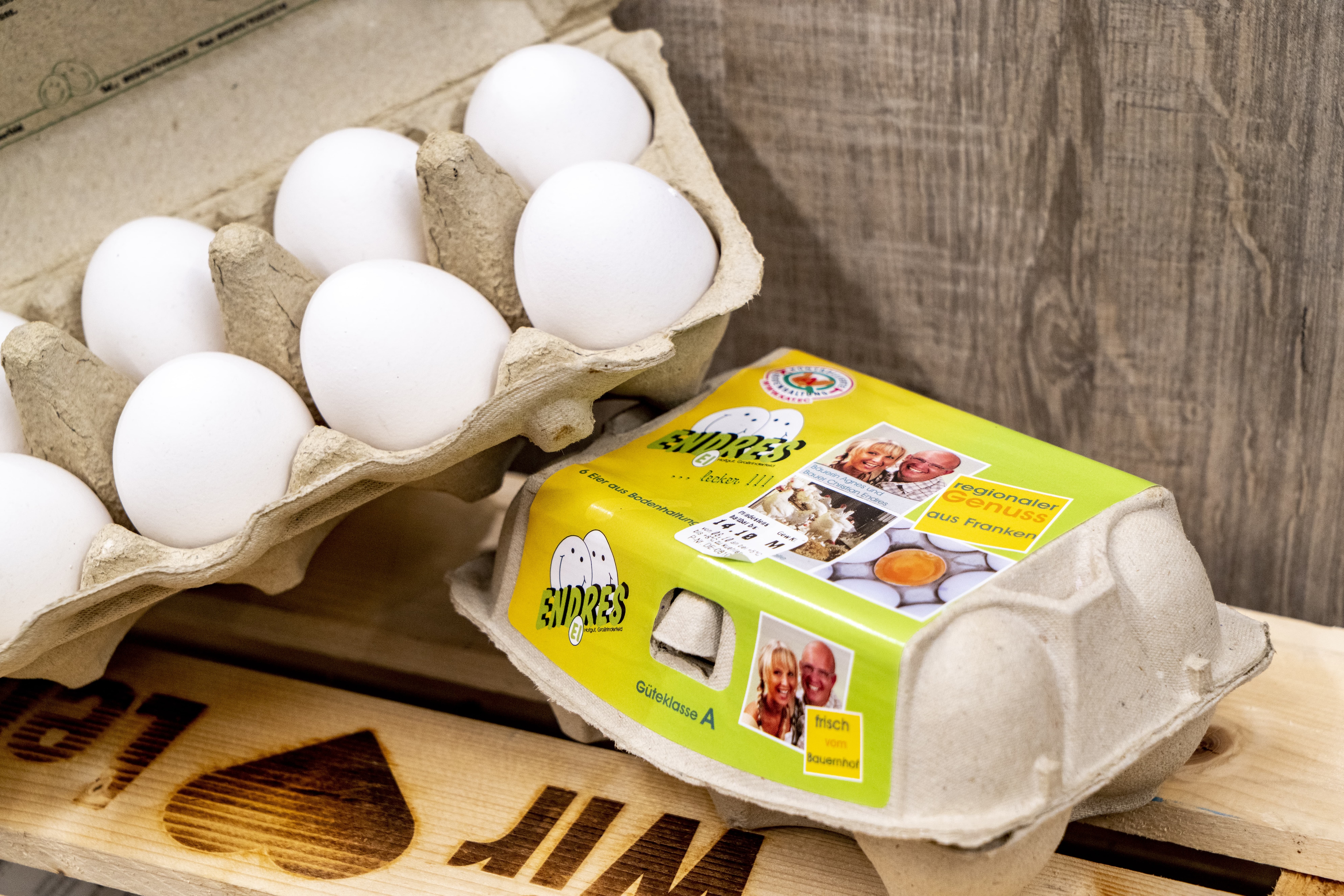 Eierkartons mit regionalen Eiern im Close-Up.