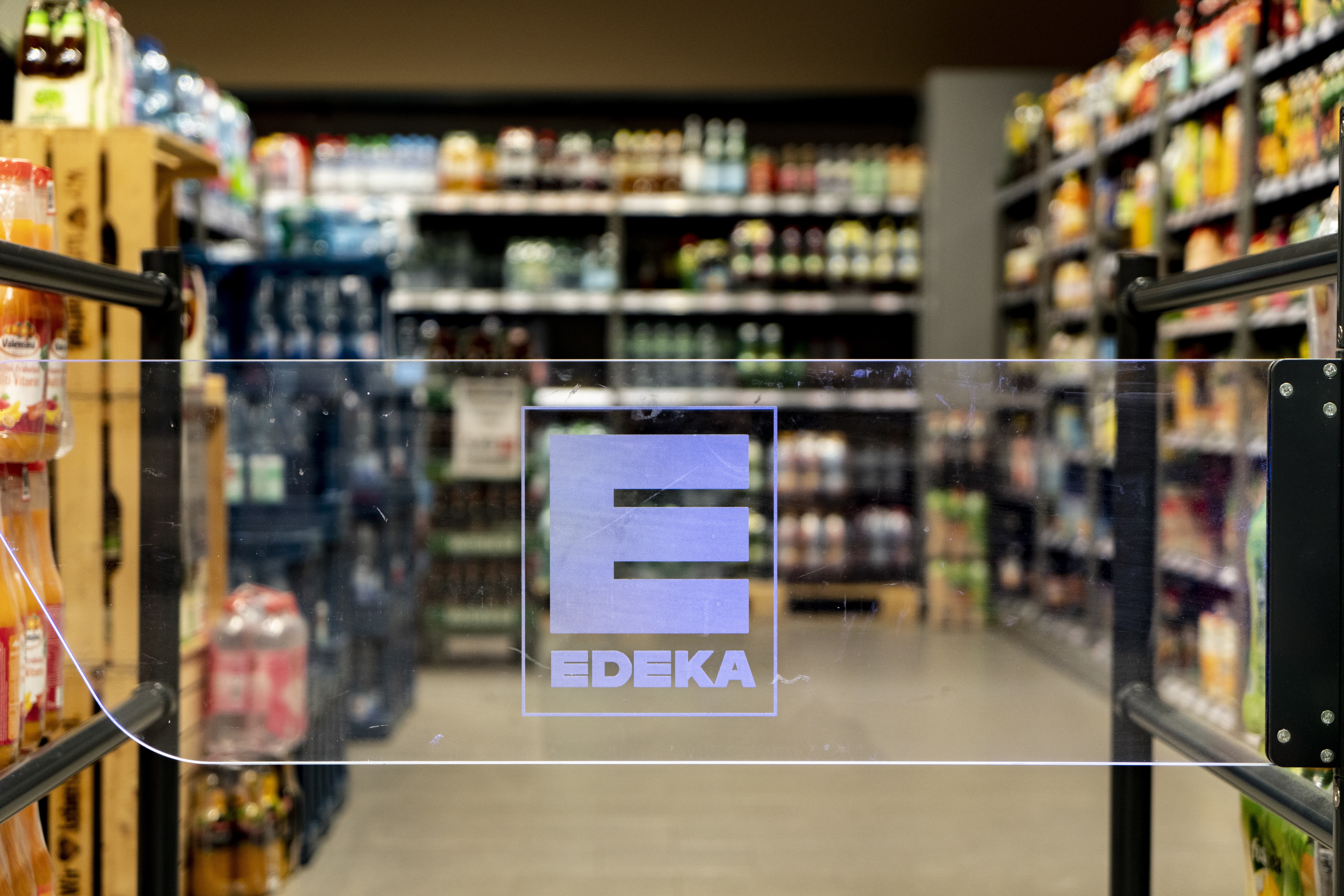 Die Eingangsschranke zur Getränkeabteilung eines EDEKA-Markts.