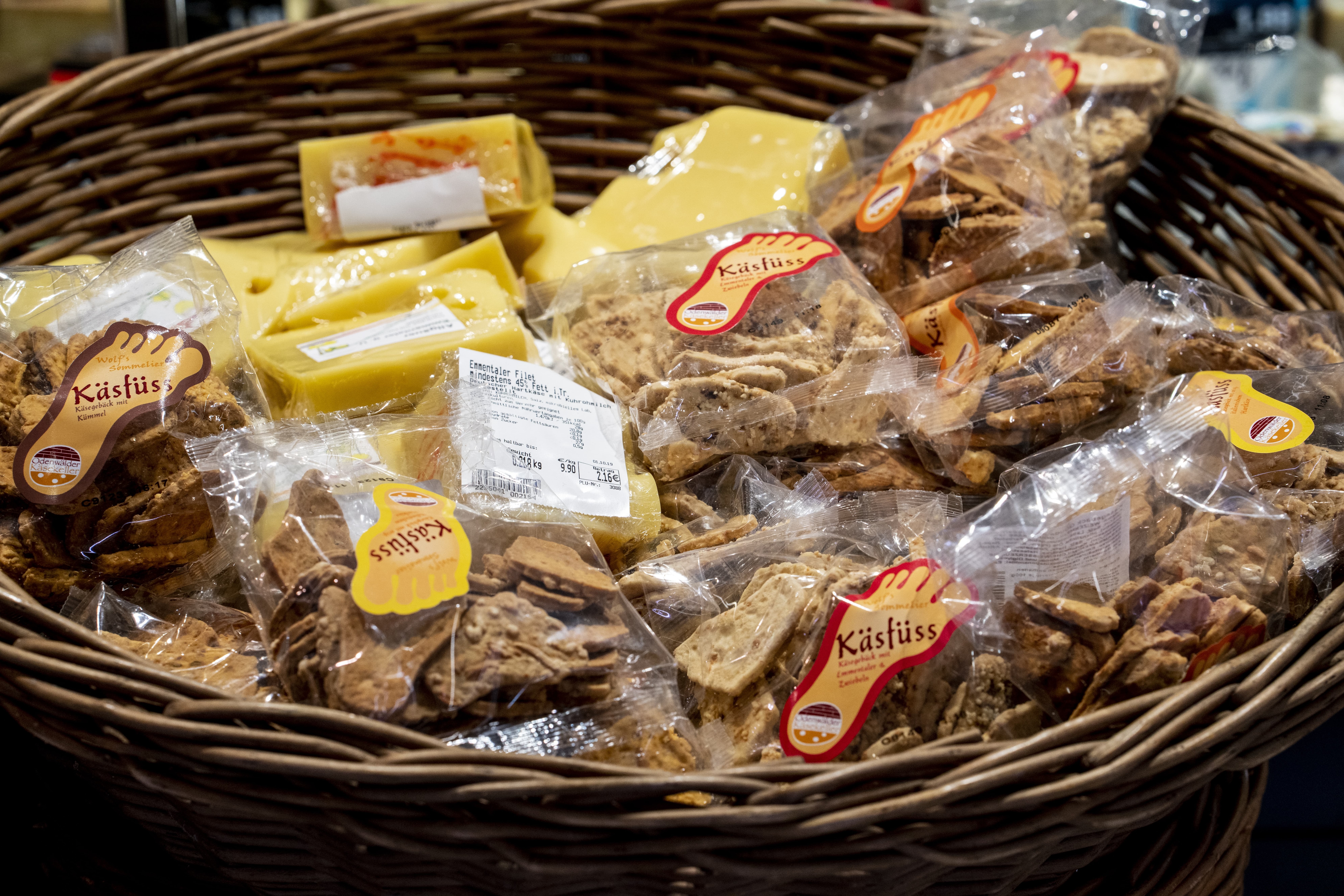 Ein regionales Gebäck namens Käsfüß in einem Korb.