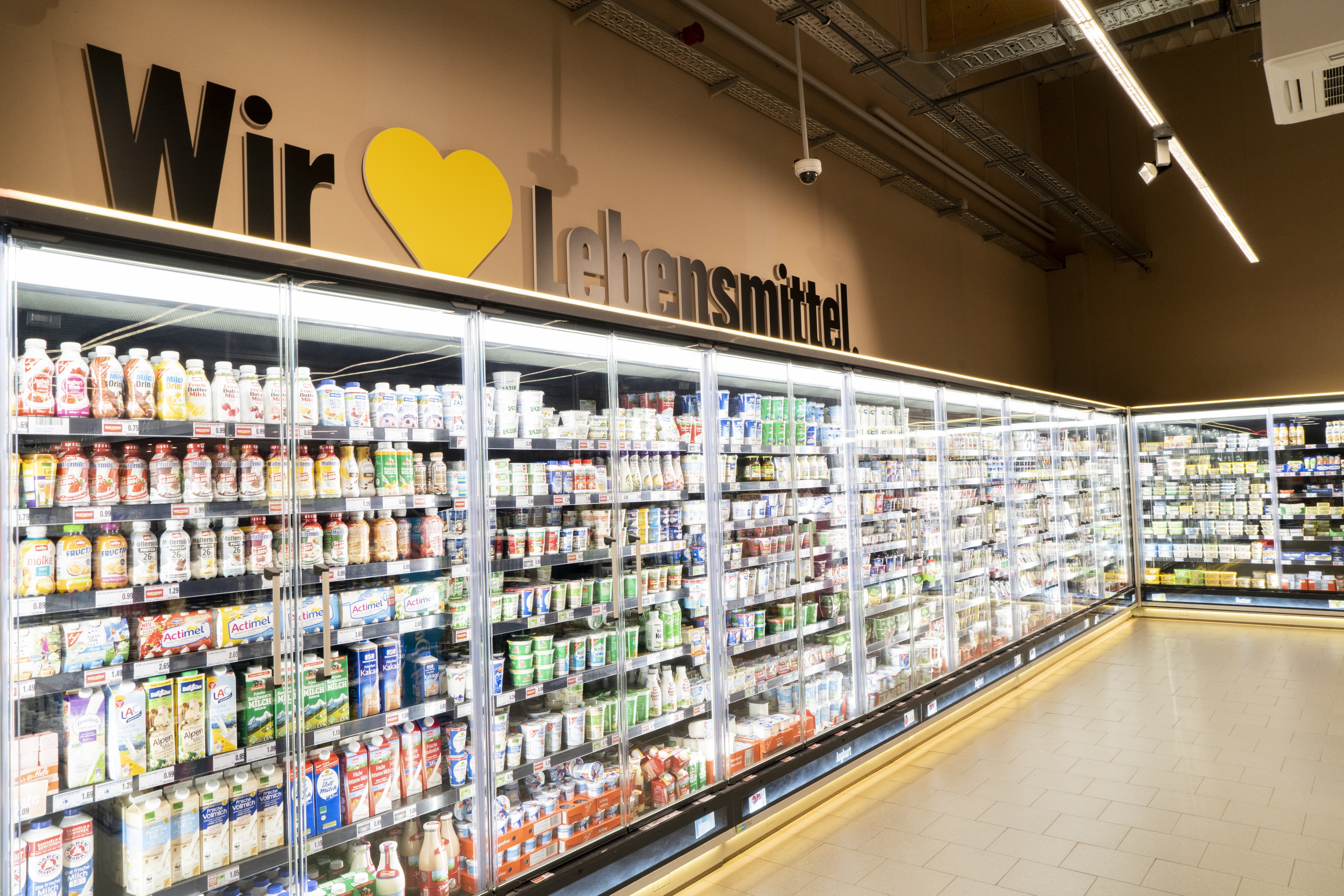 Kühlschränke mit Molkereiprodukten in einem EDEKA-Markt.