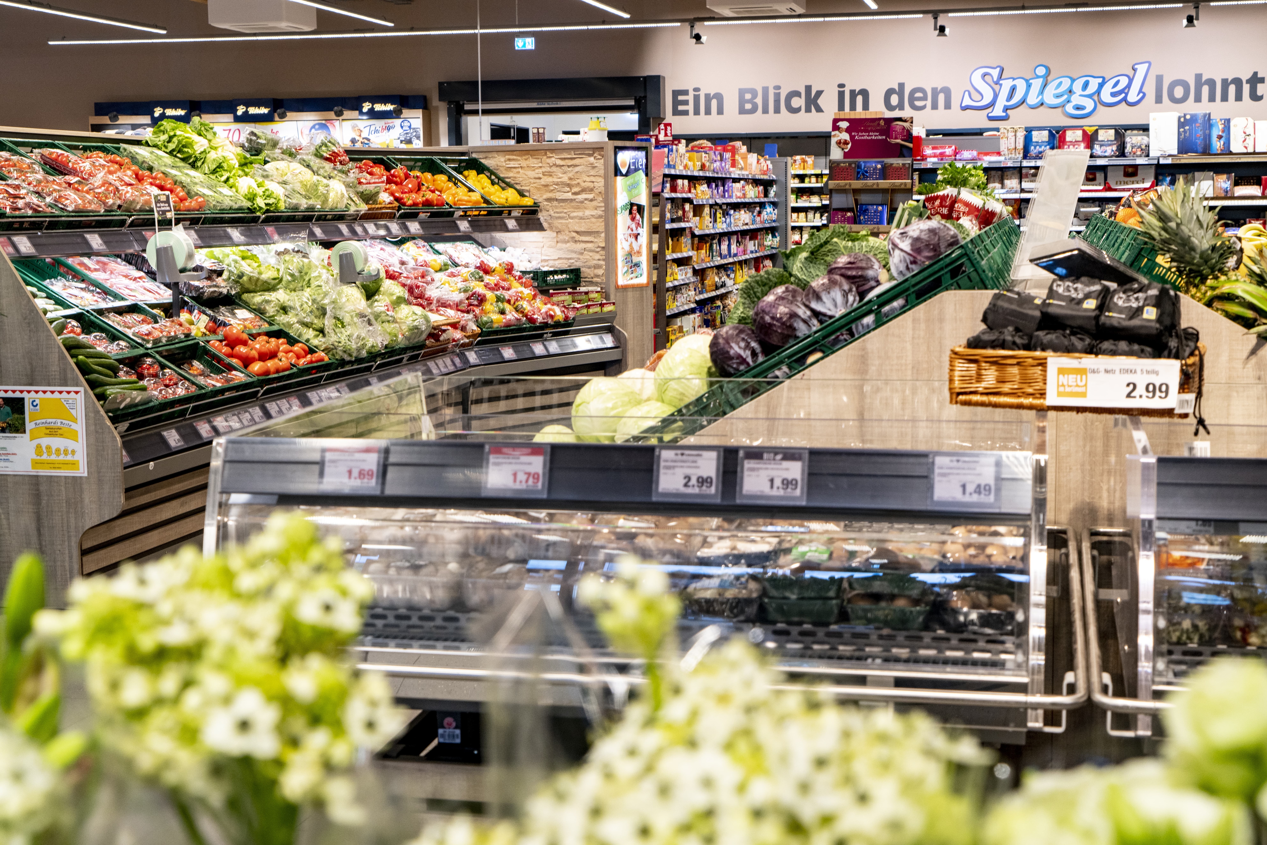 Die Obst- und Gemüseabteilung eines EDEKA-Markts.