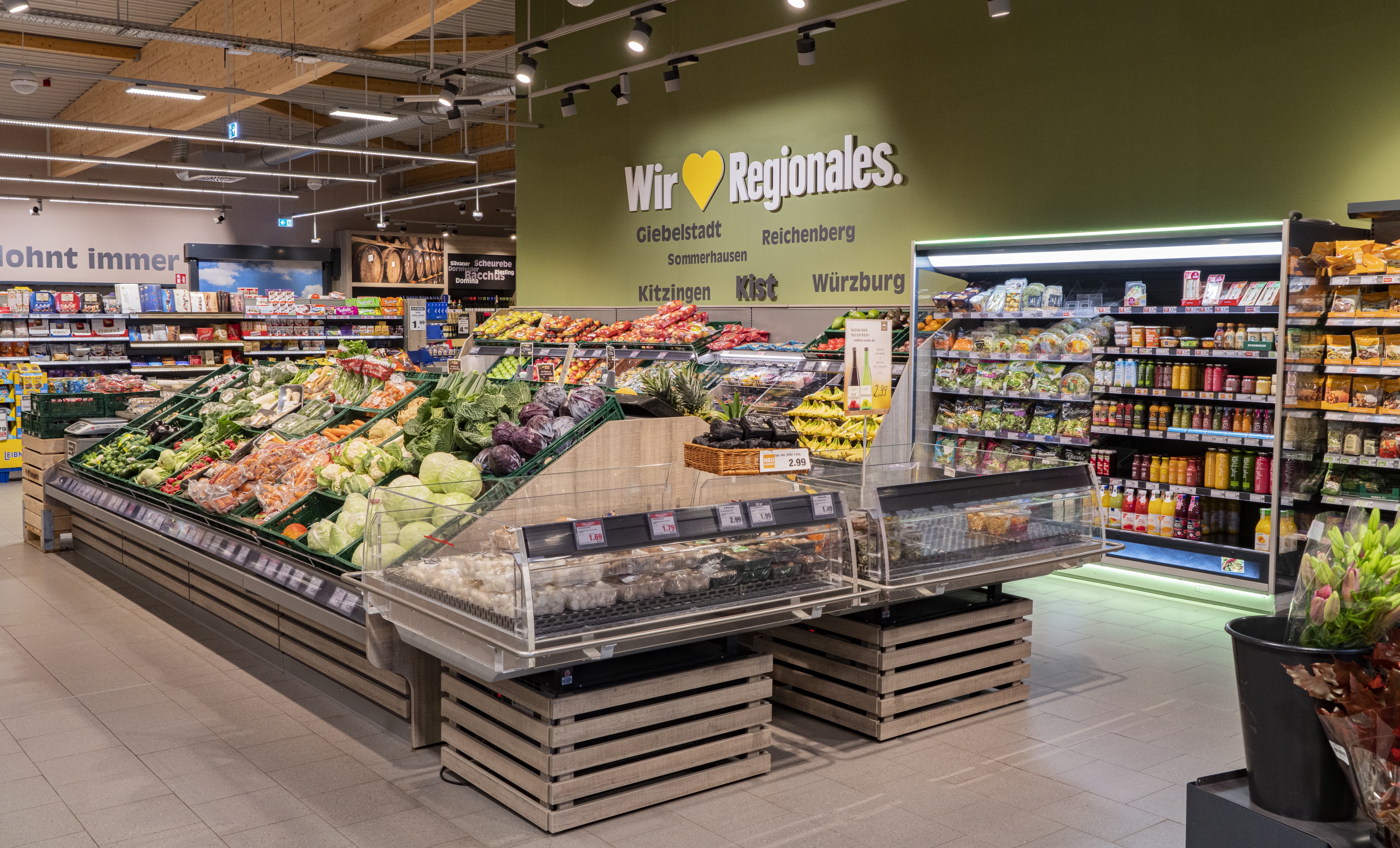 Die Obst- und Gemüseabteilung eines EDEKA-Markts.