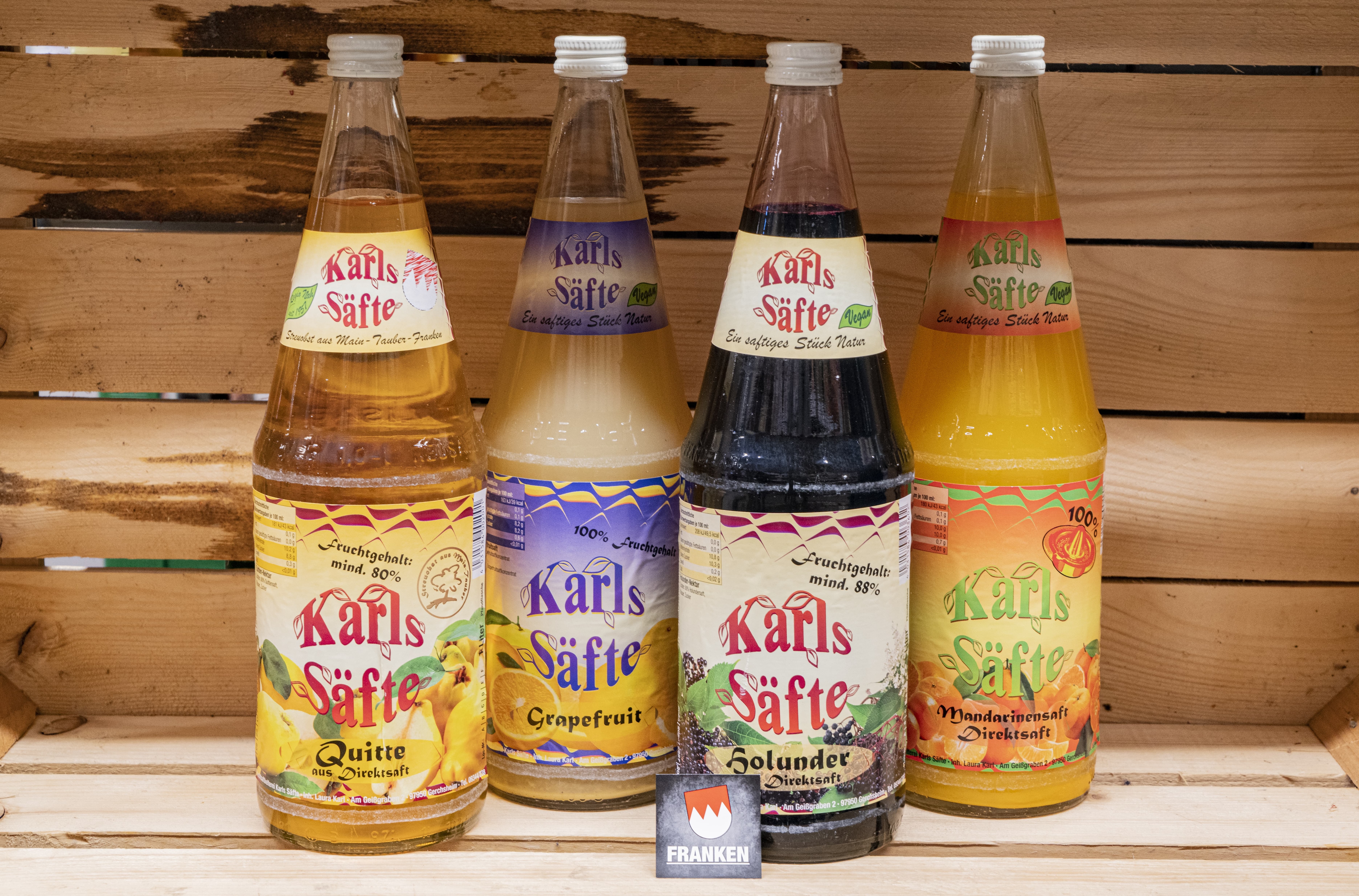 Regionale Säfte im Close-Up in einer Holzkiste.
