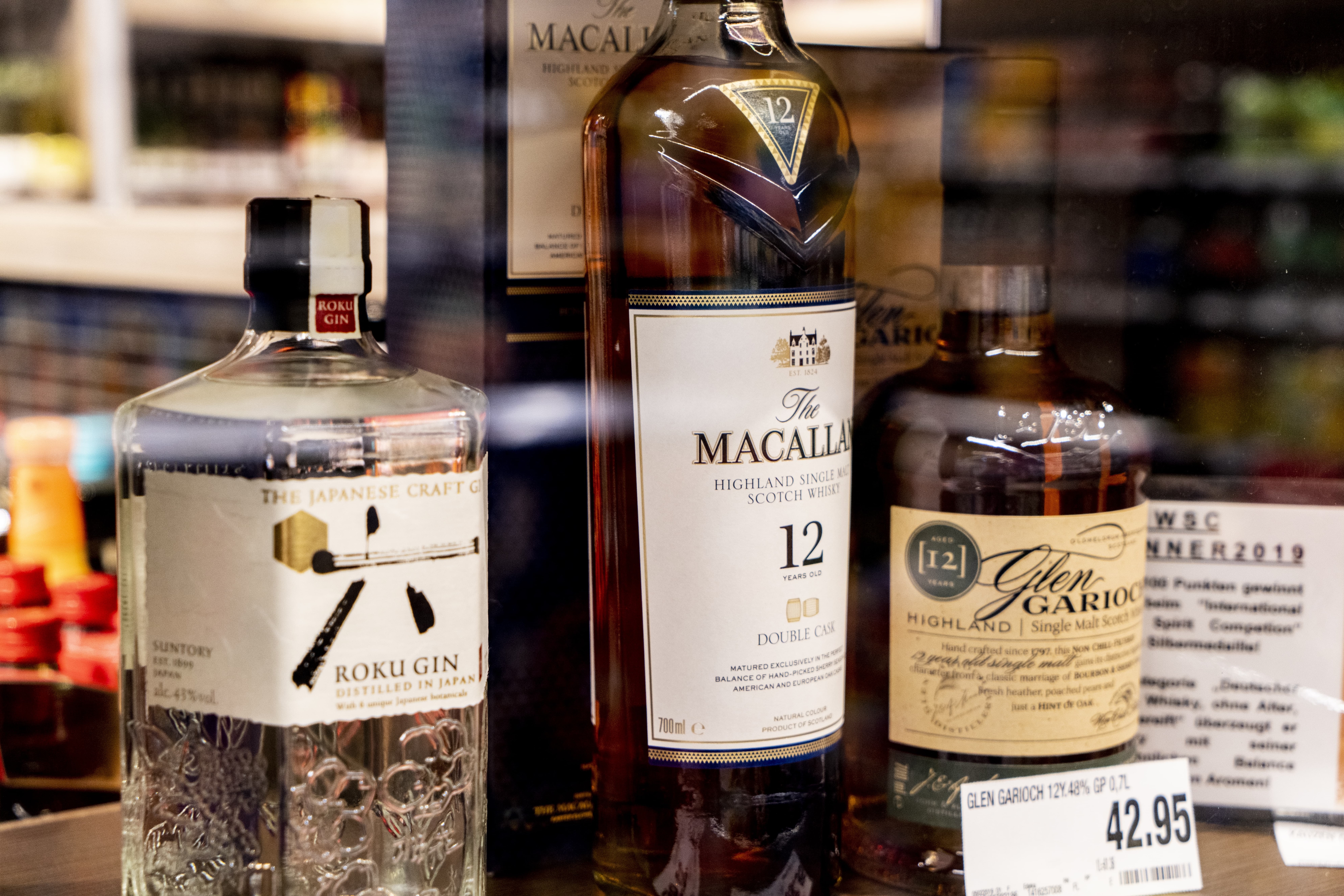 Edle Spirituosen im Close-Up, etwa schottischer Whiskey und japanischer Gin.