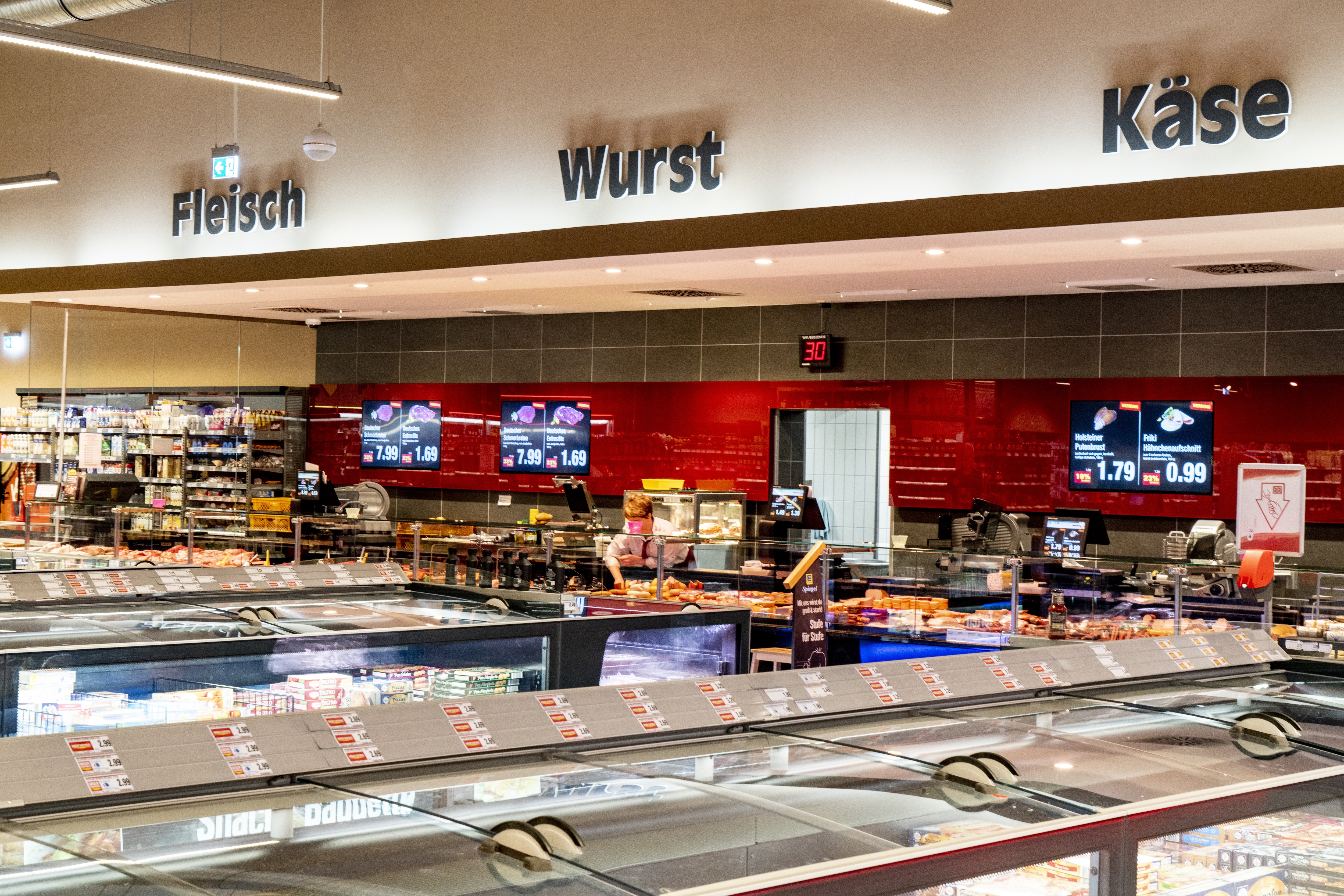 Bedientheke und Tiefkühlbereich eines EDEKA-Markts im Überblick.