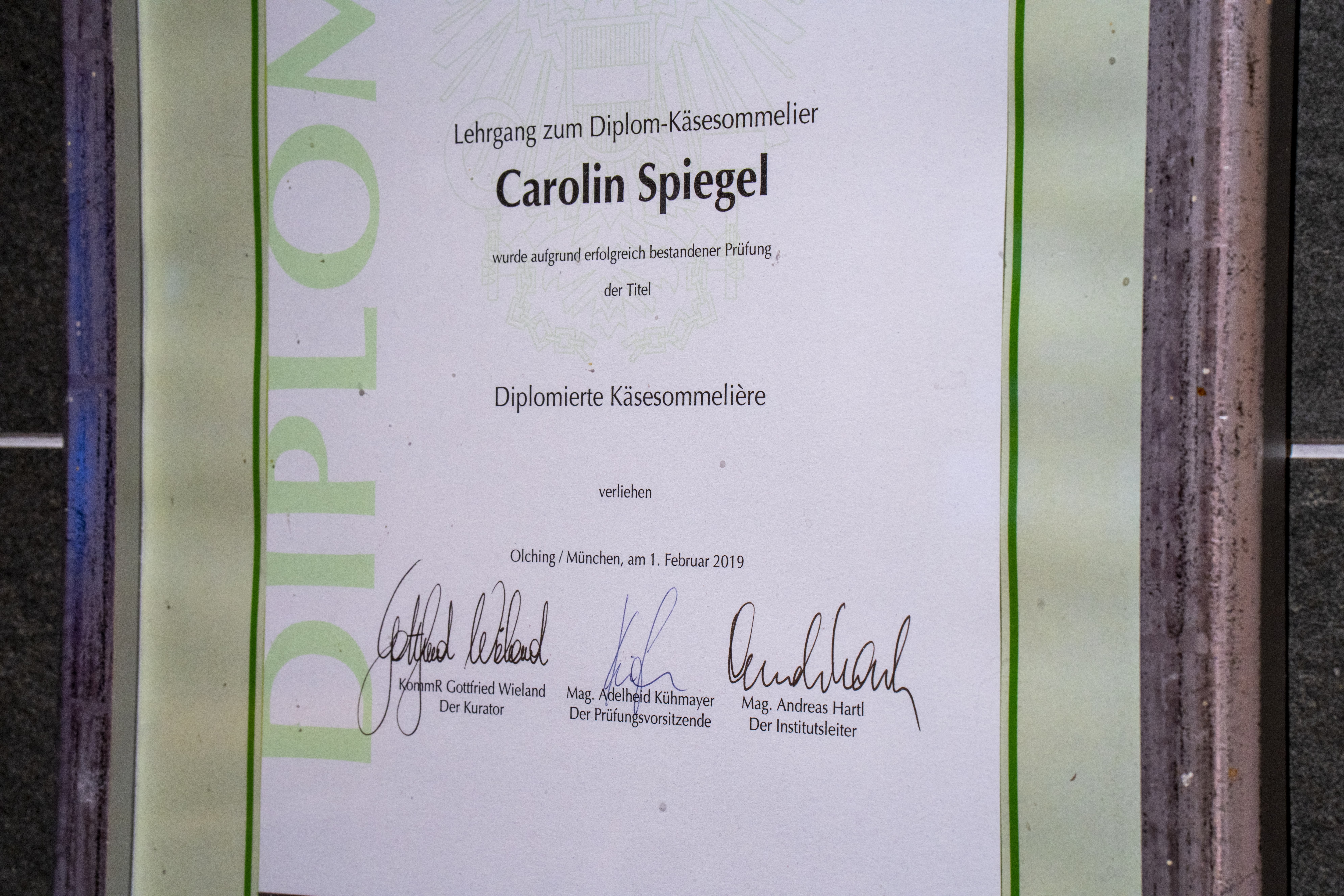 Die Urkunde einer Käsesommelière namens Carolin Spiegel im Close-Up.