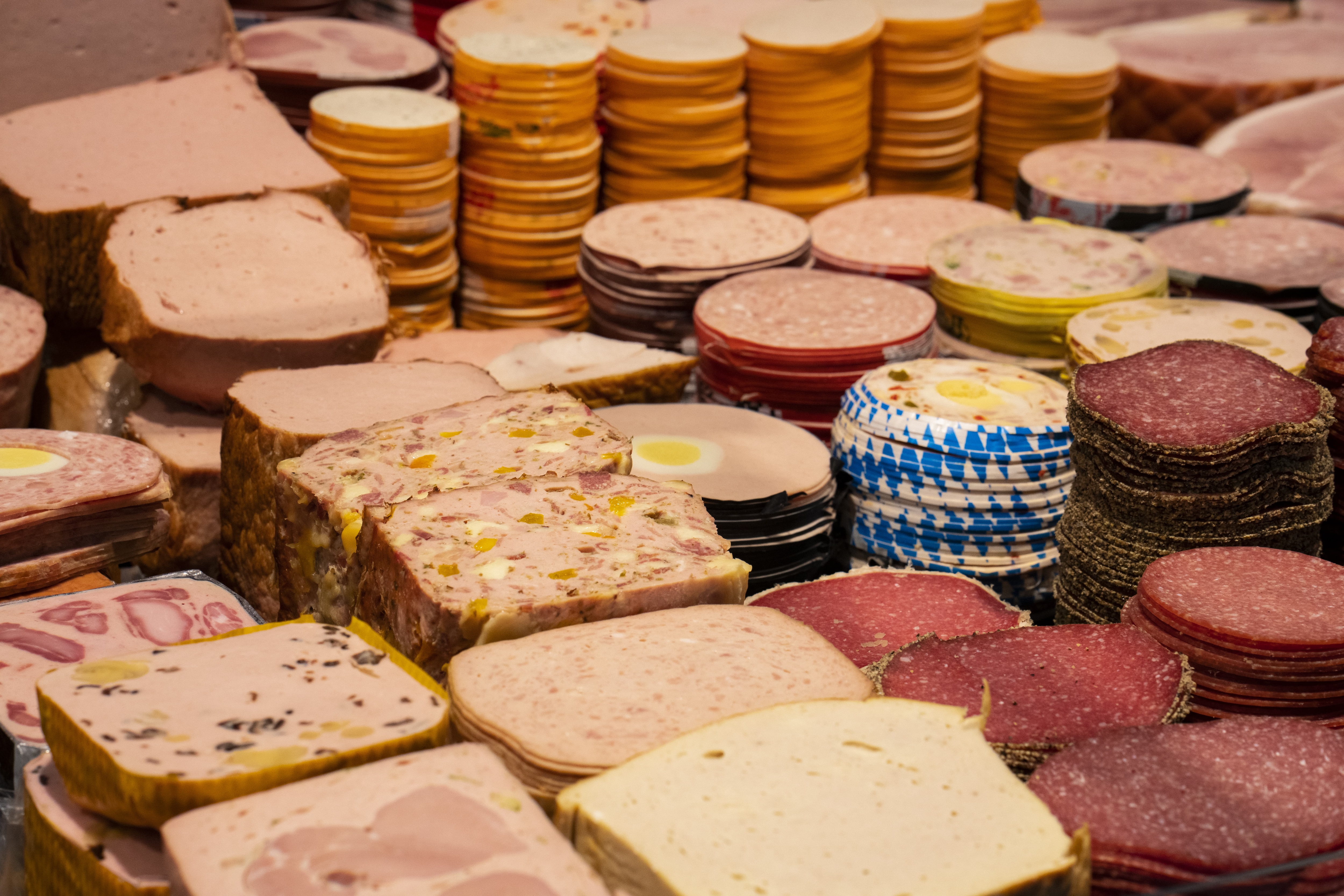 Wurst- und Aufschnittauslage mit unterschiedlichen Produkten, im Vordergrund Salami.