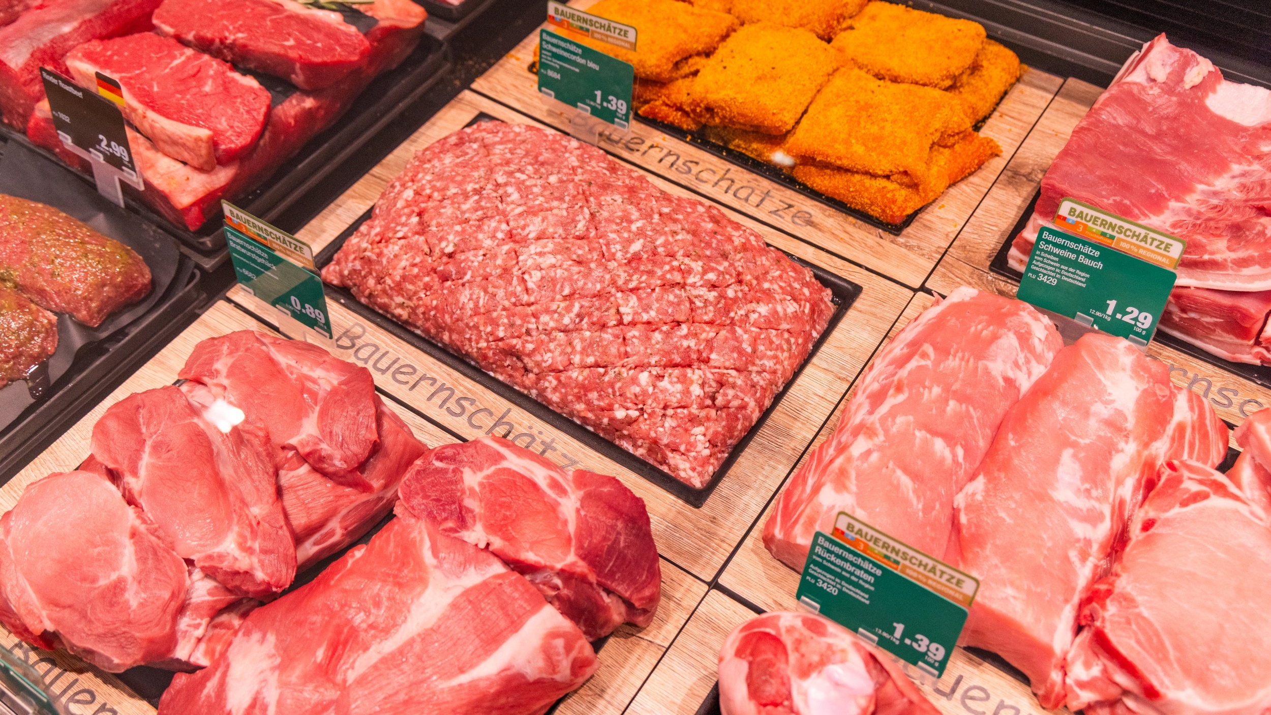 Bauernschätle Cordon Bleu, Hackfleisch, Nackensteaks, rückenbraten und Schweine Bauch im Bereich der Frische-Fleisch-Theke